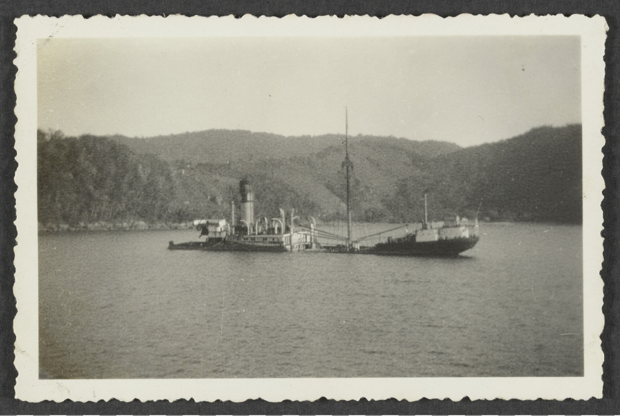 2024.3862; Zwart-wit foto van een gezonken stoomvrachtschip in een baai bij Santos; foto