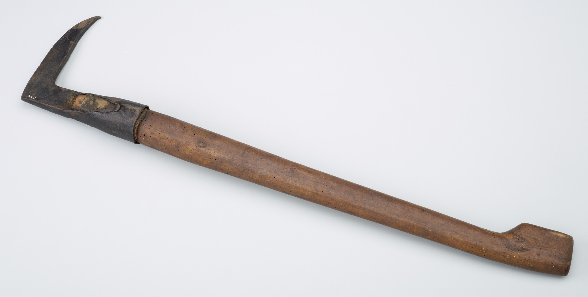 A.0105(10); Vlotterhaak met houten steel; haak (bevestigingsmiddel)