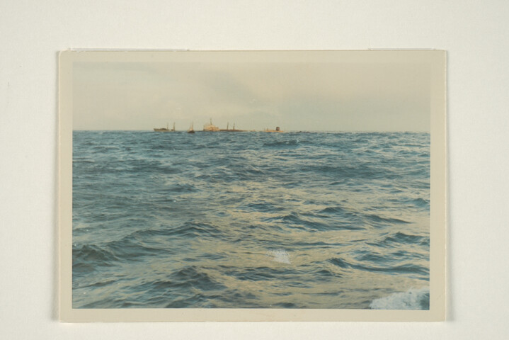 S.6546(10); Kleurenfoto van het vergaan van de Torrey Canyon in maart 1967: het schip [...]; foto