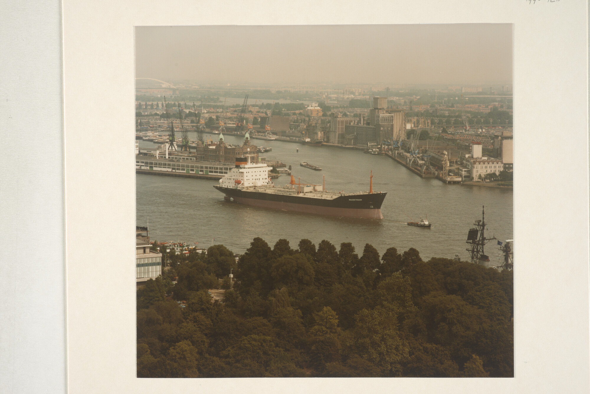 1996.1211; Kleurenfoto van de tanker ts. 'Maasstroom' van Nedlloyd Lijnen gezien op de Maas in Rotterdam; foto
