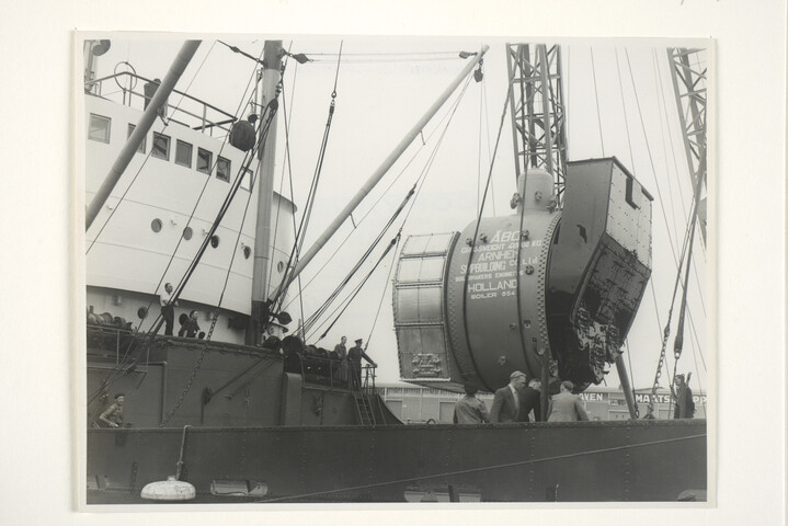 S.5219(12)0522; Fotos van het laden van de stoommachineketels No. 555 en No. 554 beide 48.000 kilo wegende [...]; fotoreportage