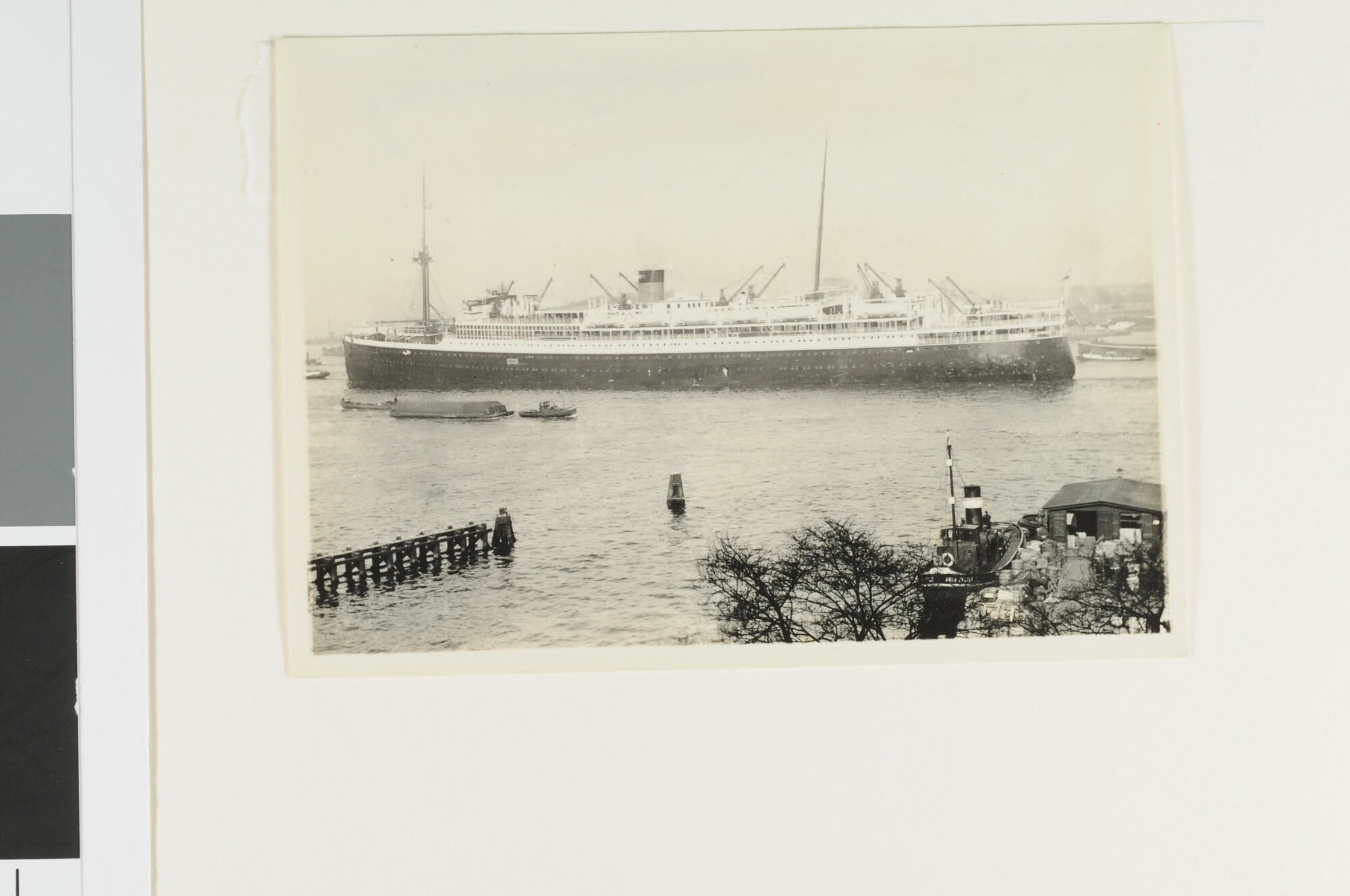 S.3565(38); Het mailschip ms. Christiaan Huygens van de SMN bij vertrek uit Amsterdam; foto