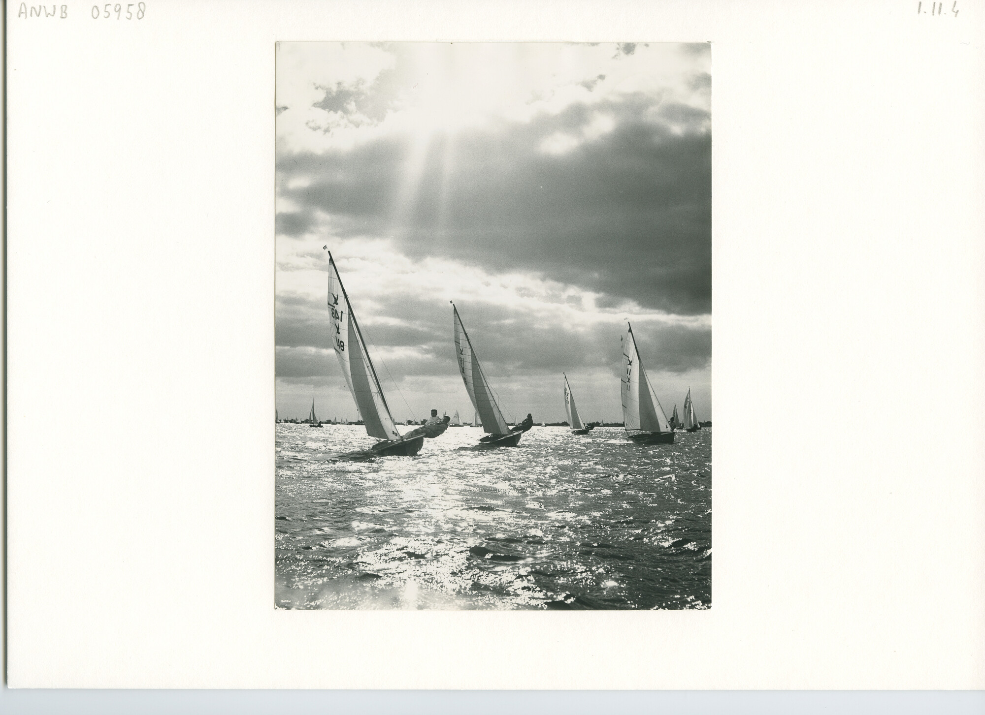 S.6507(01)0259; Tegenlicht-opname van de Sternklasse op het Braassemermeer; foto