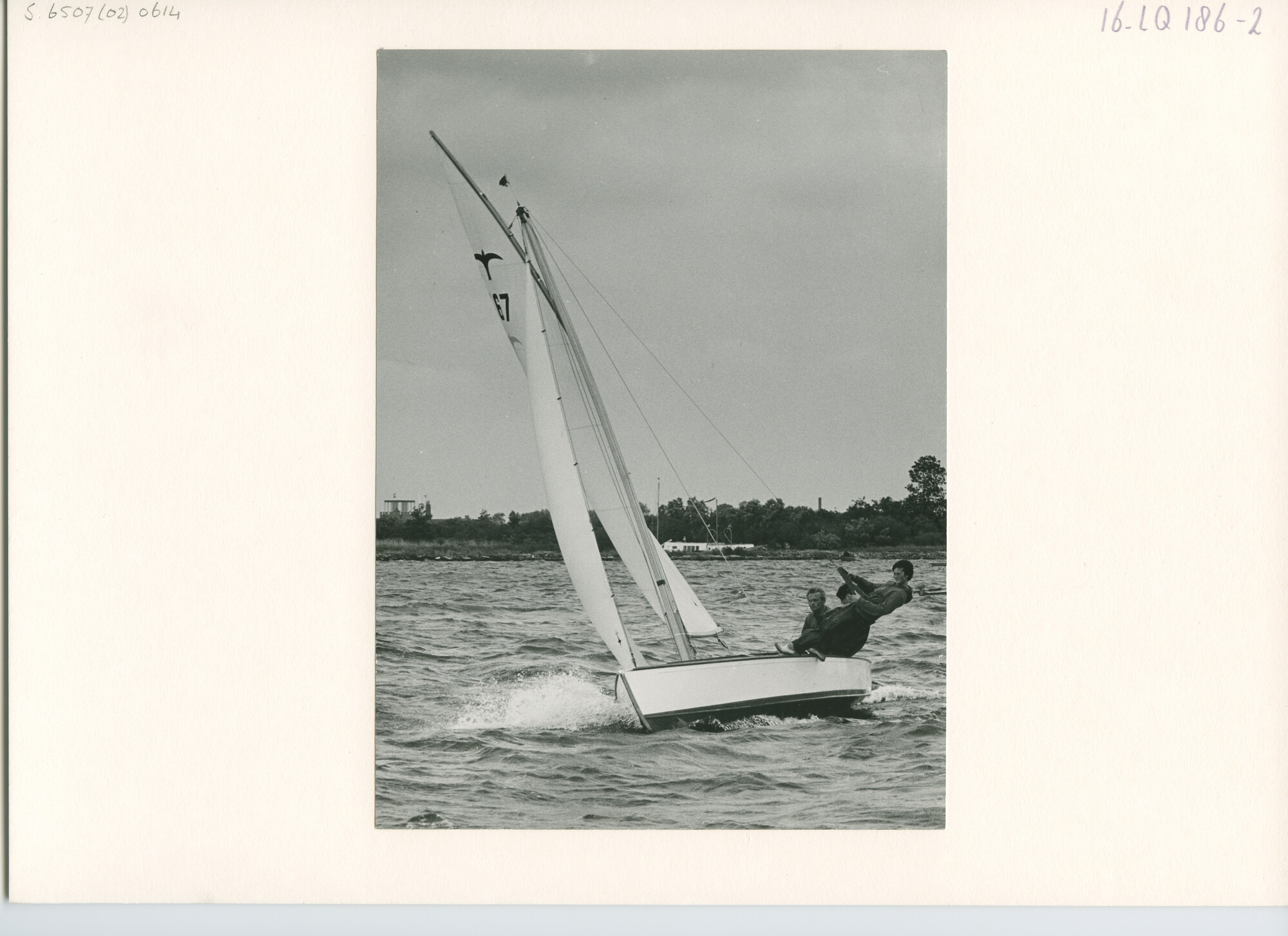 S.6507(02)0614.01; Zwart-wit foto van de Valkenklasse op de Westeinderplassen; foto