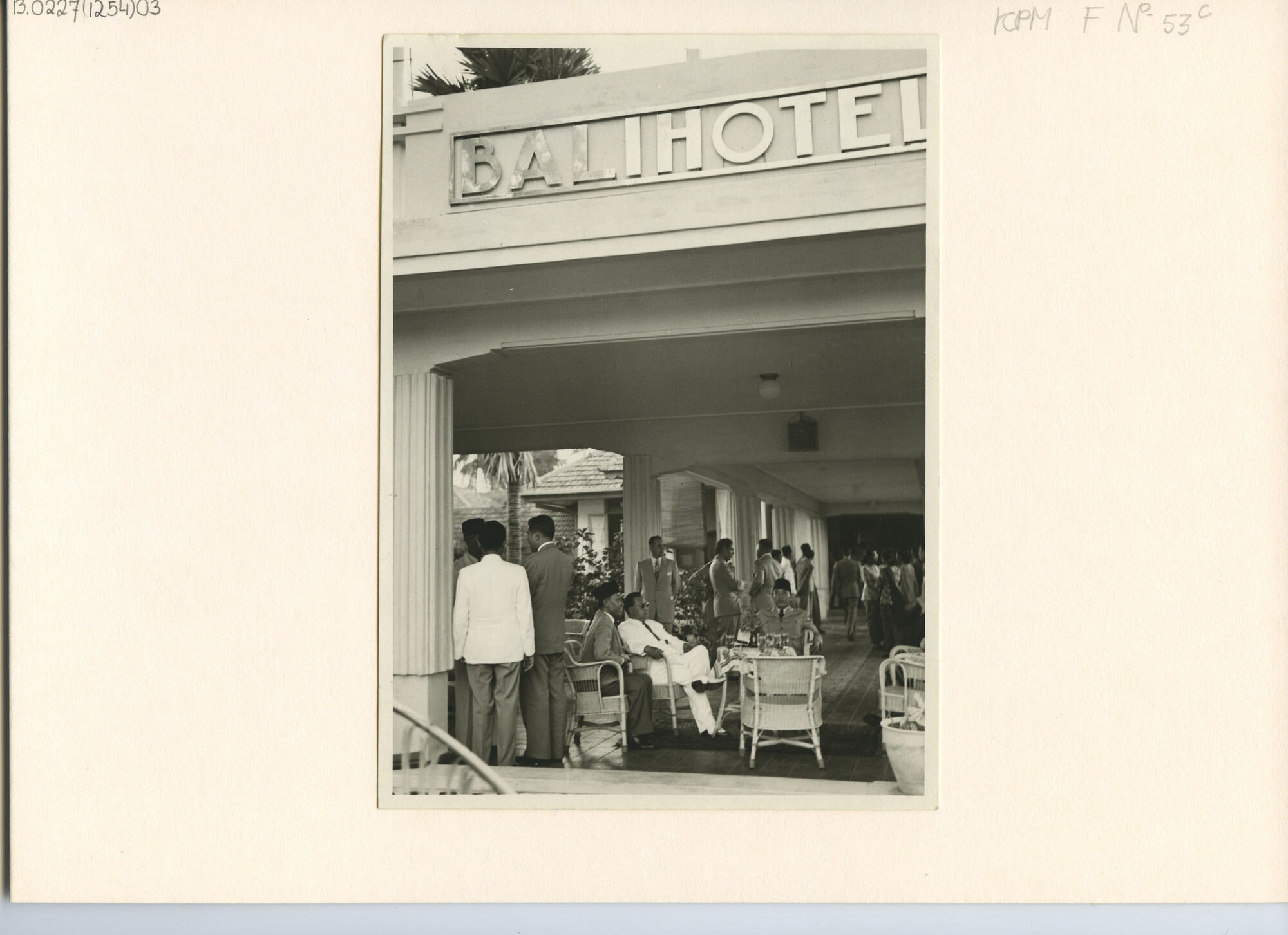 B.0227(1254)03; Bezoek van president Soekarno aan het 'Bali-hotel' op Bali; foto