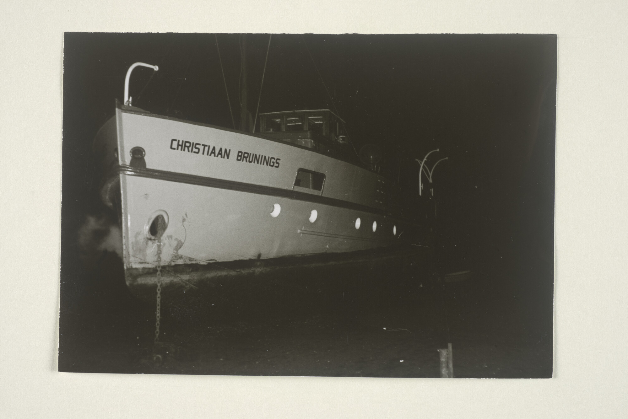 2000.2659; Het ss. 'Christiaan Brunings' gestrand bij Steenbergen, 8 april 1973; foto