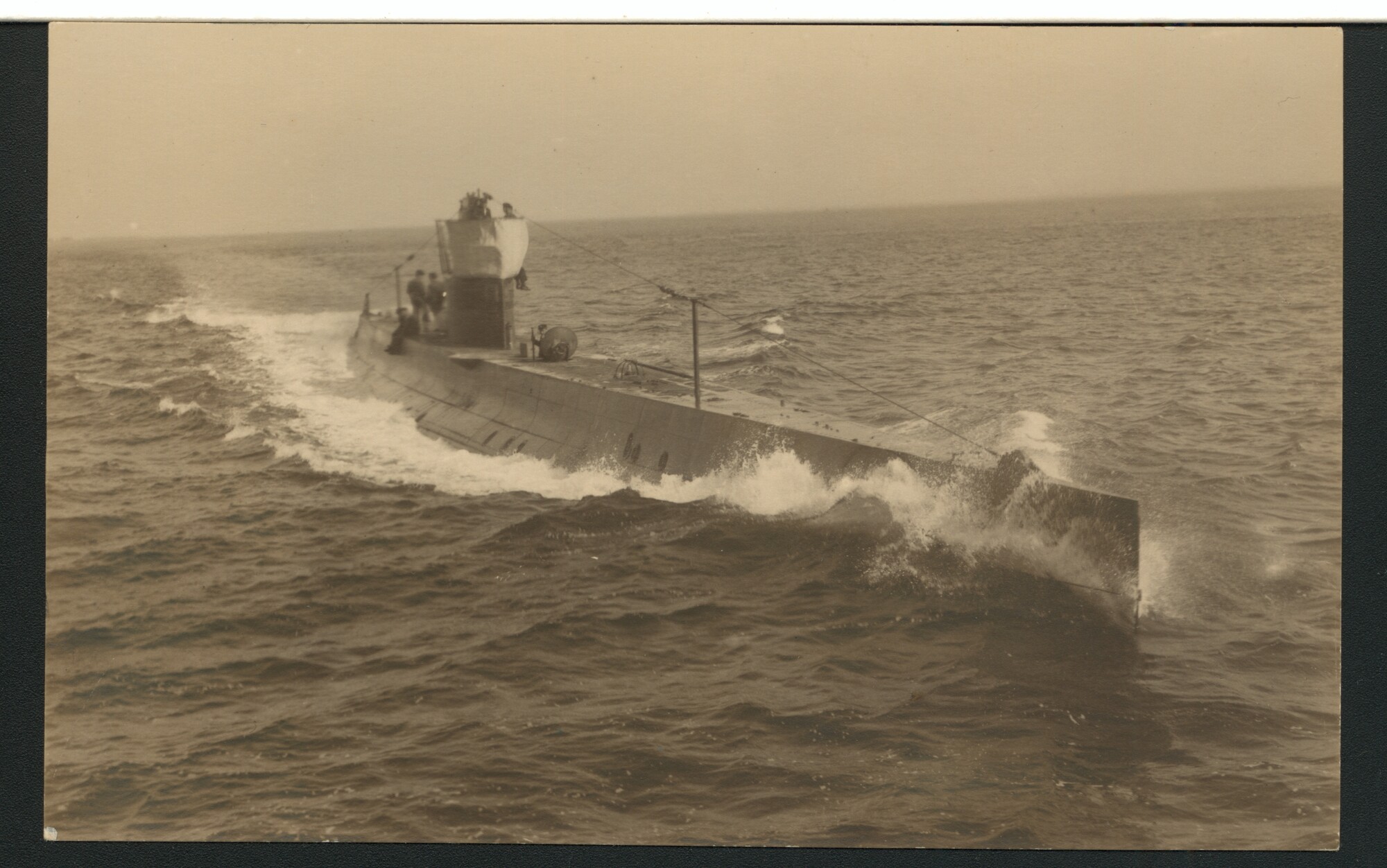 A.2867(01)007; De onderzeeboot Hr.Ms. 'K IV' op volle zee; prentbriefkaart