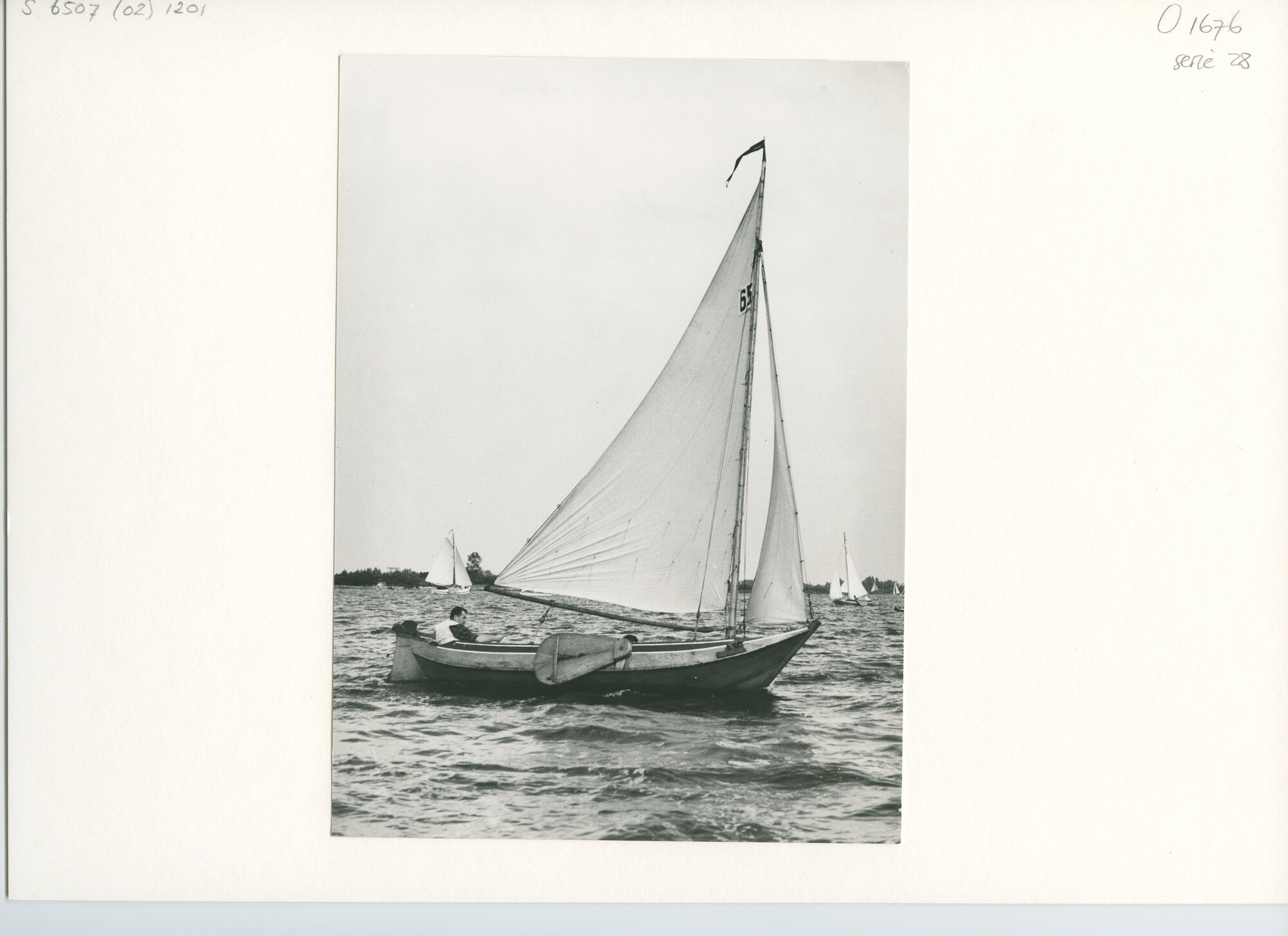 S.6507(02)1201; Zwart-wit foto van een houten punter met torengrootzeil en fok tijdens een wedstrijd op [...]; foto