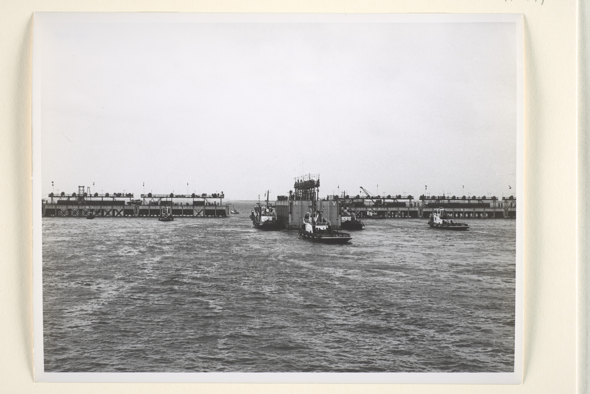 1996.3496; Fotos van de afsluiting van het Volkerak in het kader van het Deltaplan [...]; fotoreportage