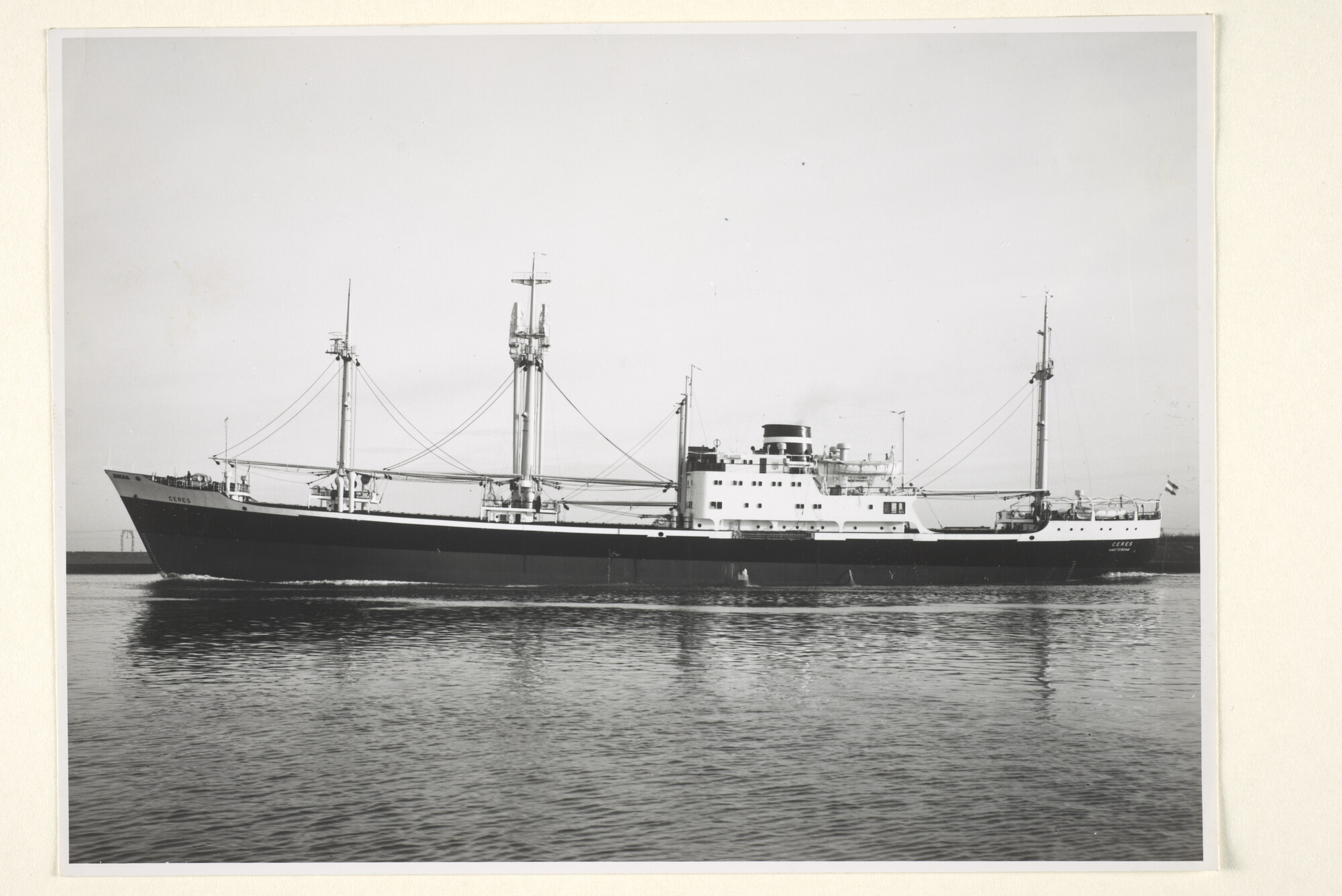 1997.1327; Foto van het vrachtschip ms. 'Ceres'; foto