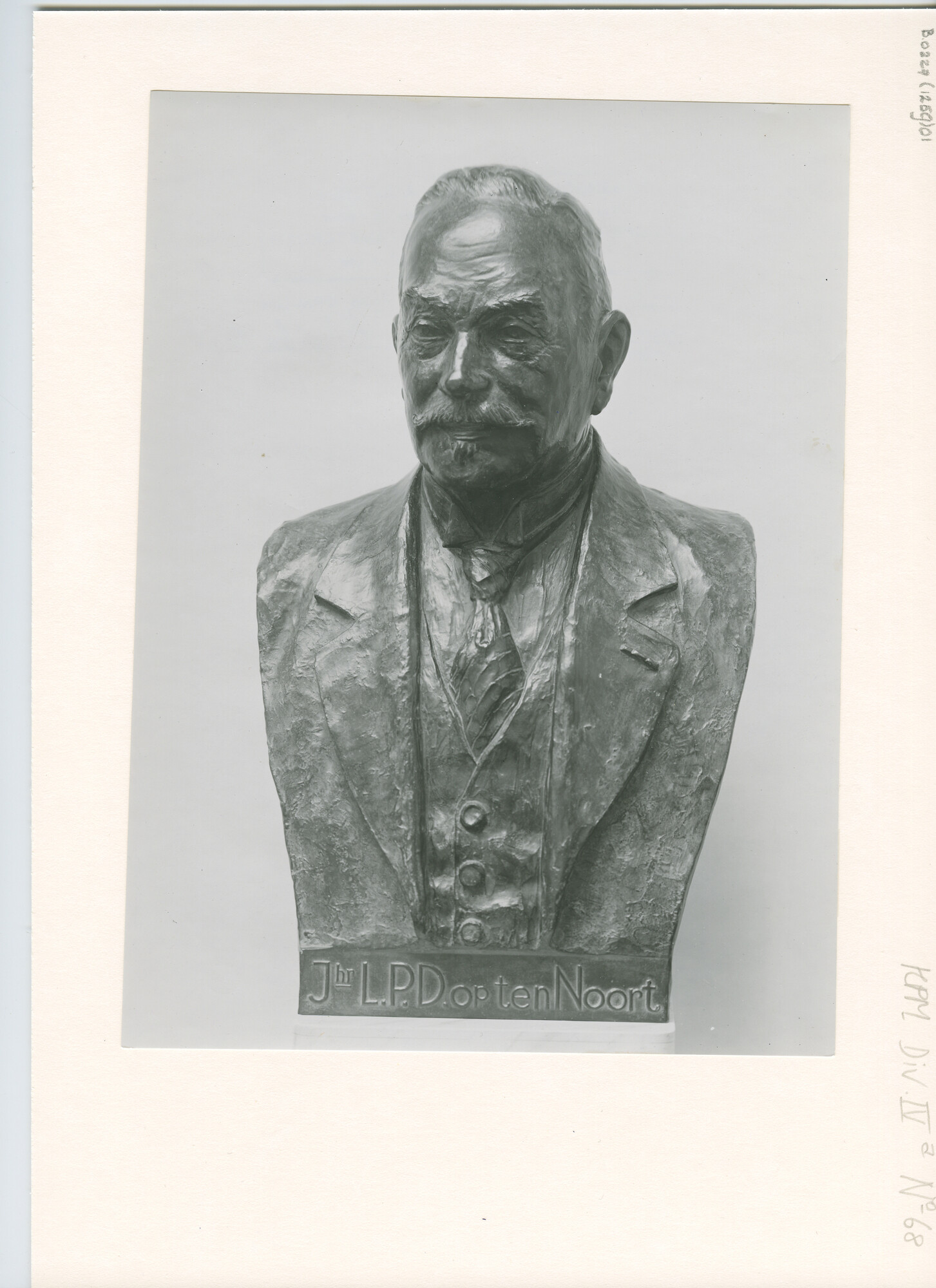 B.0227(1259)01; Foto van het borstbeeld van jhr. L.P.D. ten Noort; foto