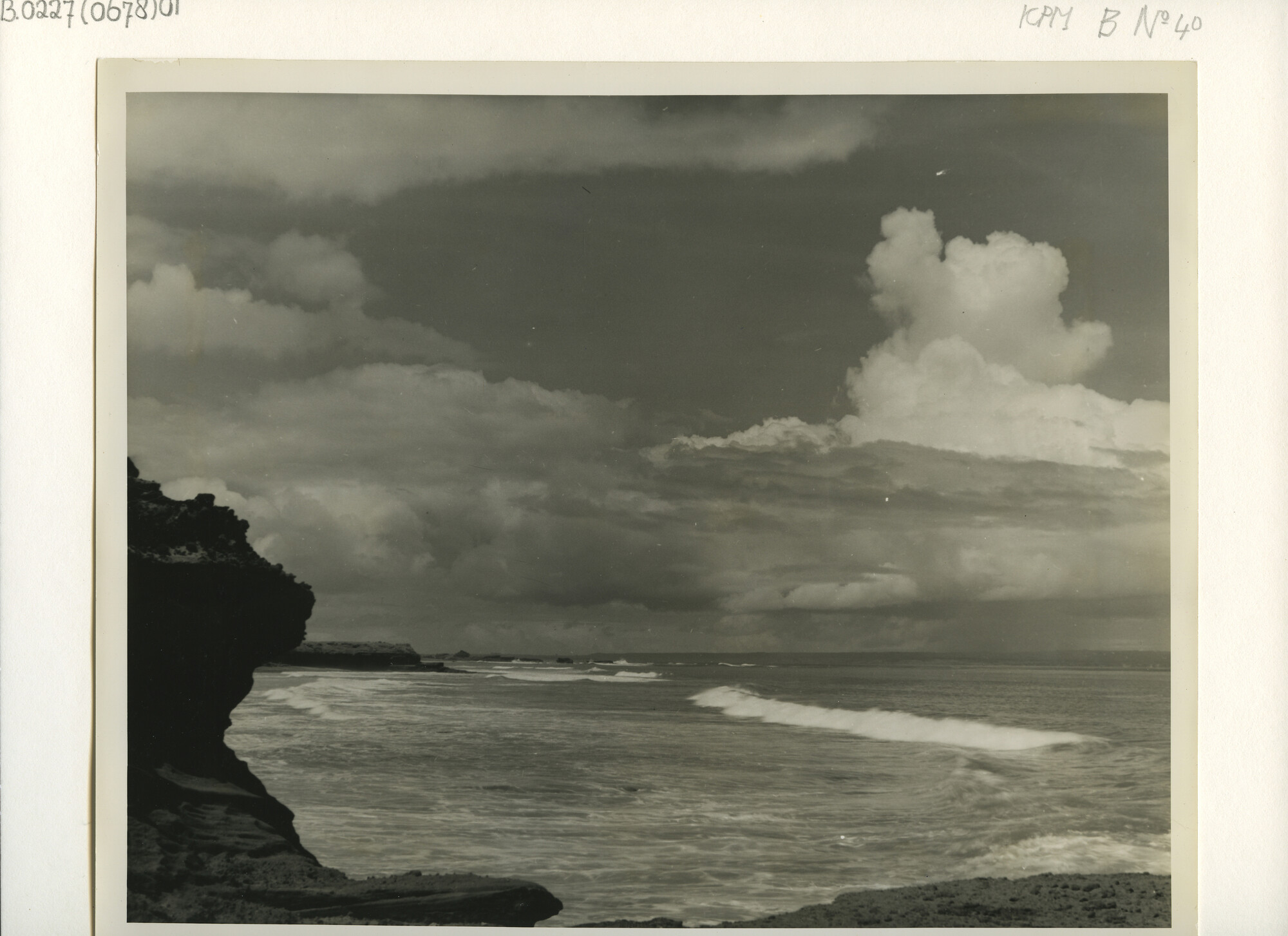 B.0227(0678)01; Gezicht op de kust; Strand met rotsen bij Sanoer (Zuid-oost Bali); foto