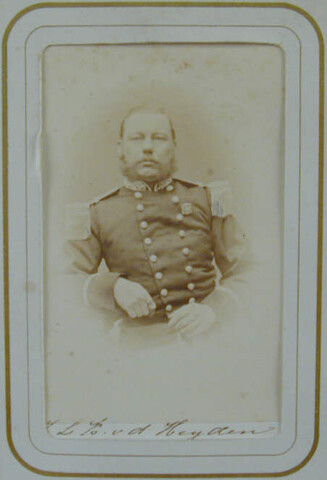 S.0576(01)099; Portretfoto van officier van administratie der tweede klasse J.L.K. van der Heyden (1825-1868); foto