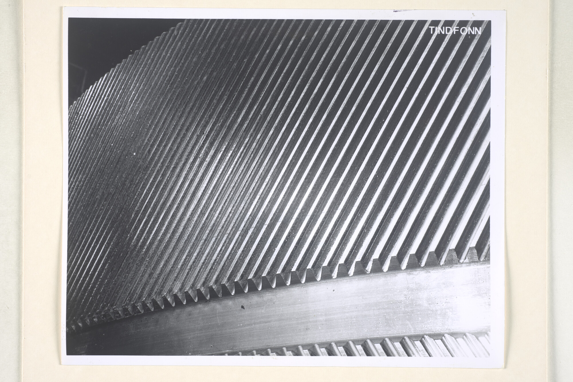 2000.3203; Detailfoto tandwiel Tinfonn in reparatie bij de NDSM; foto
