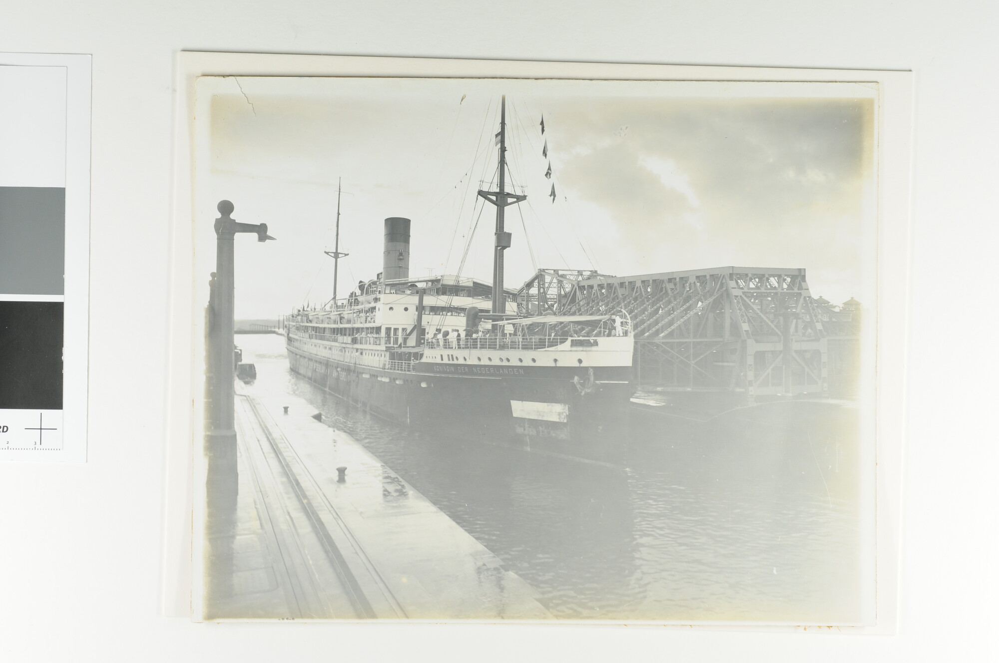 S.5375(20); Het mailschip ss. Koningin der Nederlanden in het Panamakanaal [...]; foto
