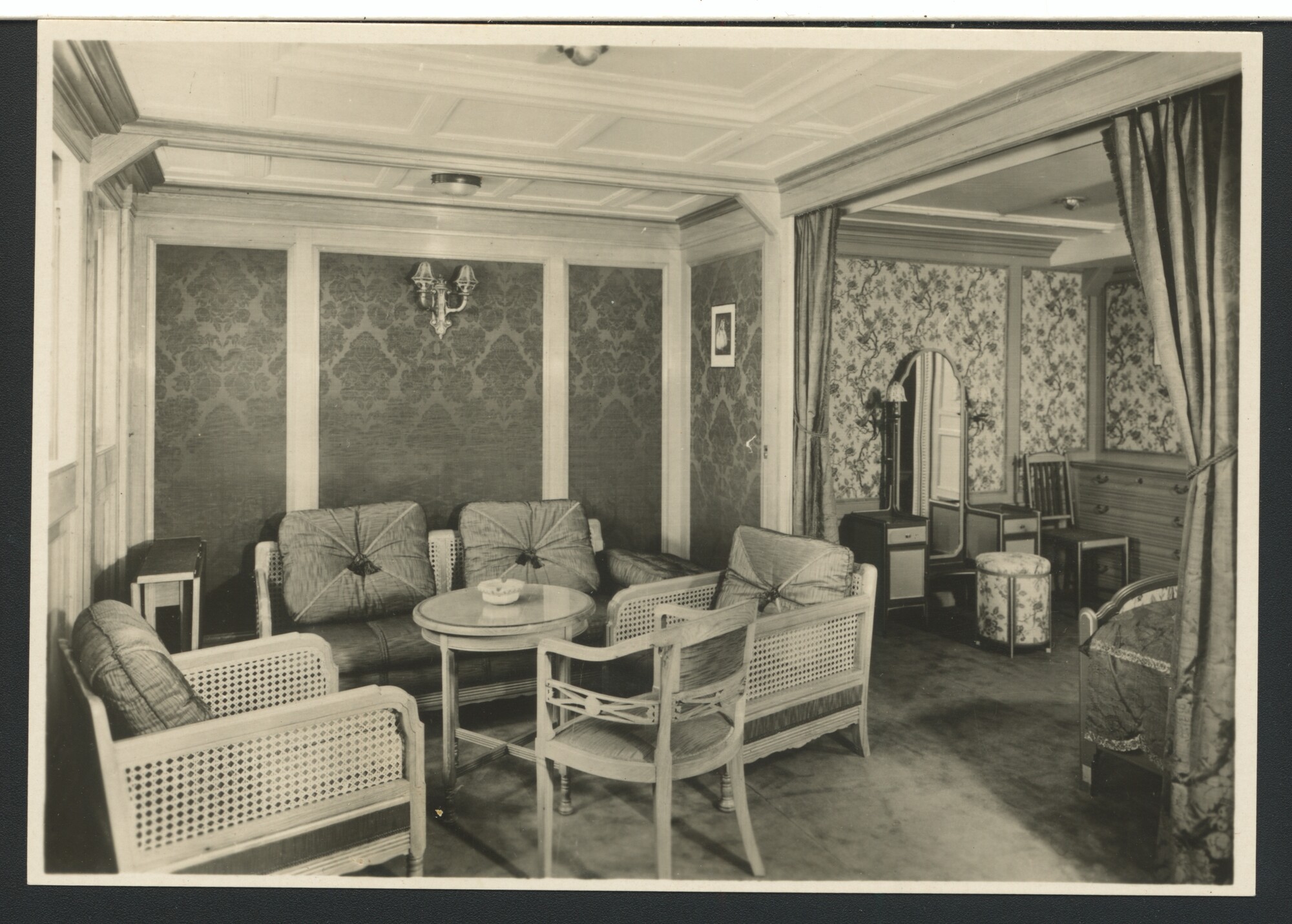 A.5779(74); Dertien foto's van het luxueuze interieur van het passagiersschip ss. "Statendam"; prentbriefkaart-serie