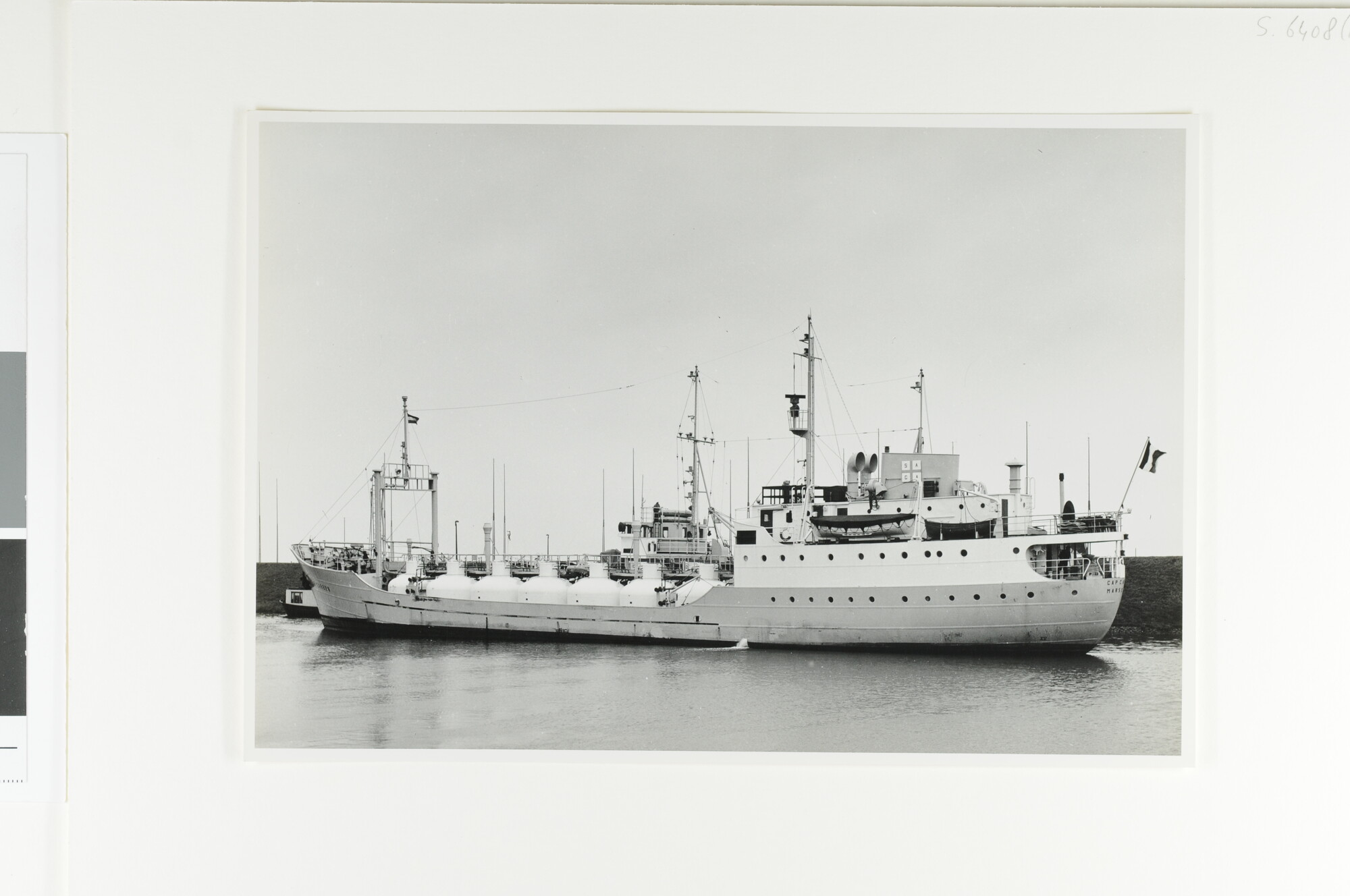 S.6408(1128); De Franse coaster annex gastanker ms. 'Cap Carbon' van de Société Anonieme de Gérance et d'Armement te Marseille ligt in IJmuiden afgemeerd [...]; foto