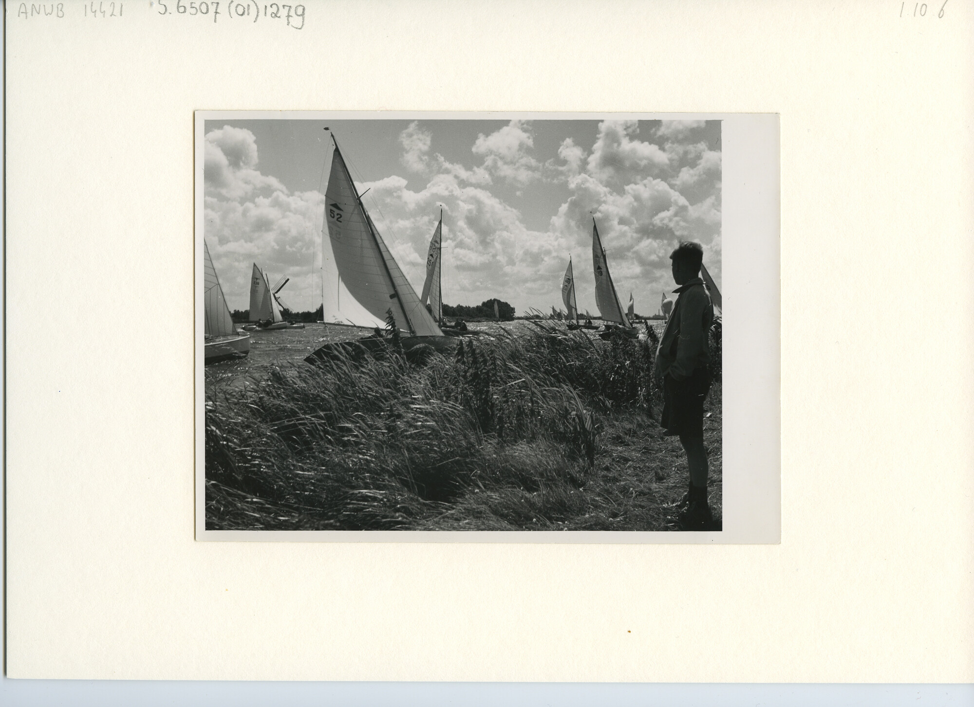 S.6507(01)1279; Foto van jongen staand op oever, kijkend naar diverse Pampus-zeilschepen op meer; foto