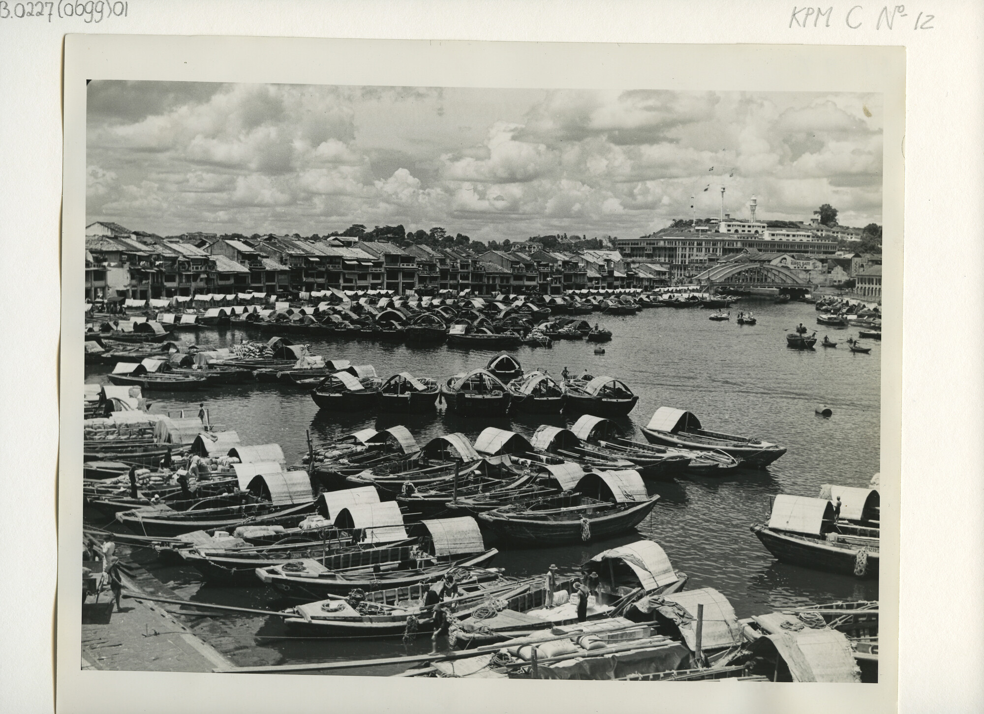 B.0227(0699)01; Foto van de haven van Singapore: gezicht op de haven en het lossen van de houten lichters; foto
