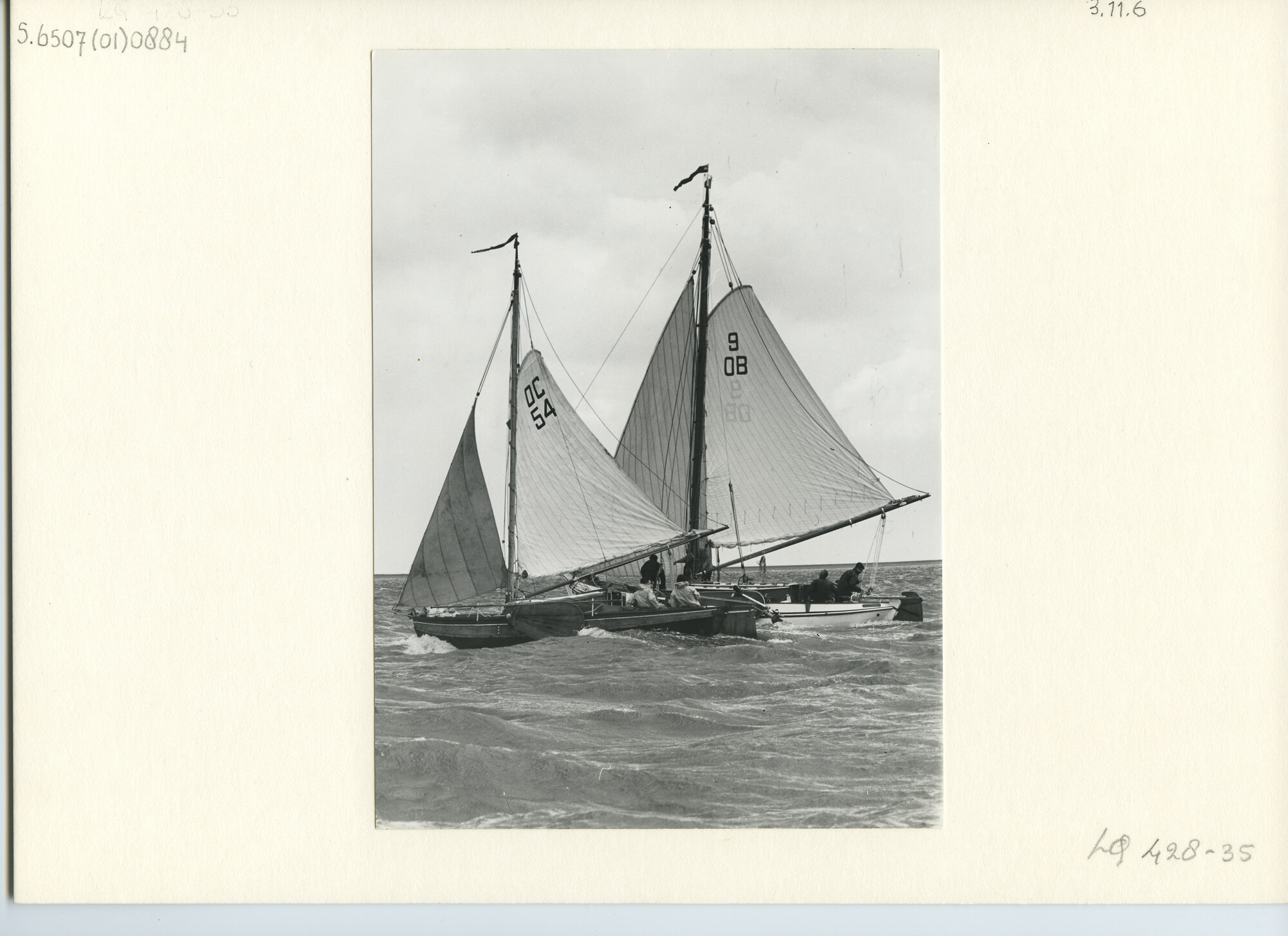 S.6507(01)0884; Hollandweek II 1963: start met krachtige wind van platbodems op het IJsselmeer; foto