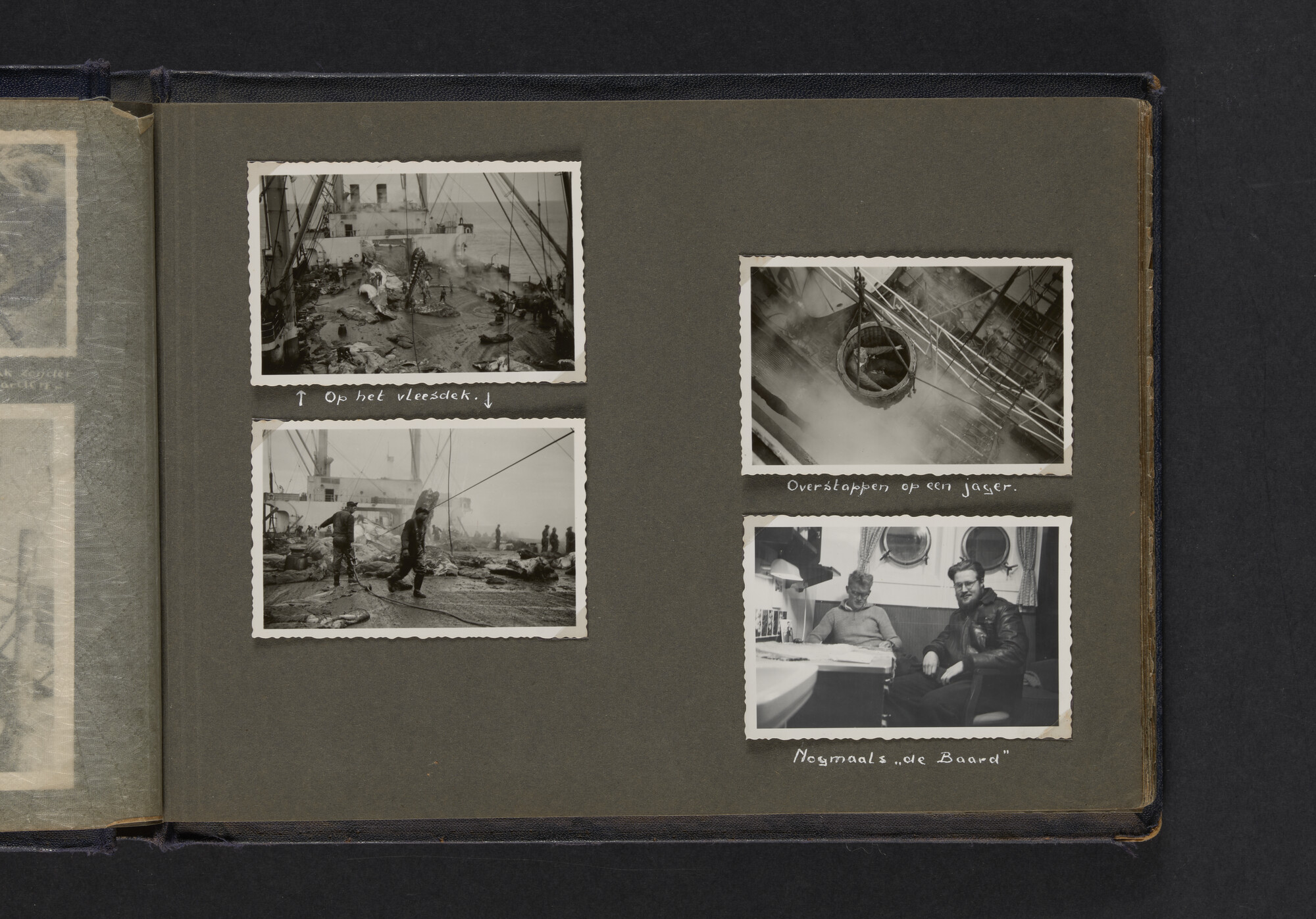 2021.0009; Fotoalbum van Joost Ossewaarde, 4e radiotelegrafist op walvismoederschip Willem Barendsz (II) en walvisjagers, met foto's van vangstseizoenen 1955-1956 en 1956-1957.; fotoalbum