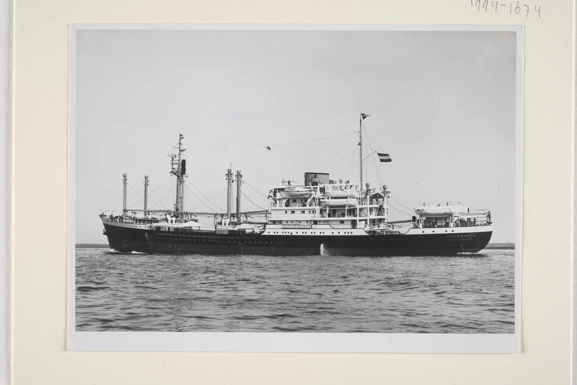 1994.1674; Het ms. 'Roggeveen' tijdens de proefvaart op de Nieuwe Waterweg; foto
