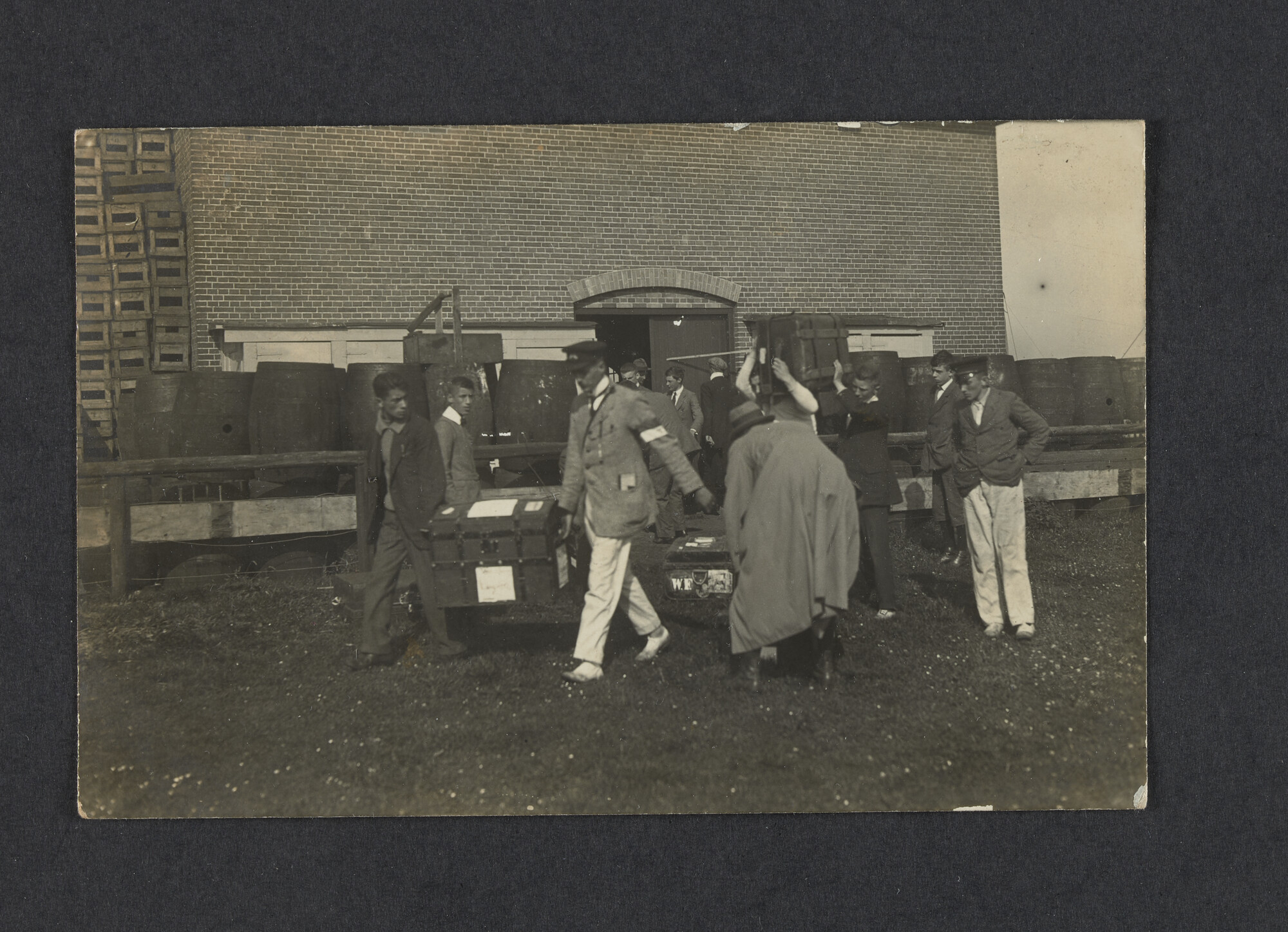 2022.0015; Zwart-wit foto van het sjouwen met koekkisten tijdens het eerste waterkamp voor jongens in Langweer (De Friese Meren) in 1915; foto