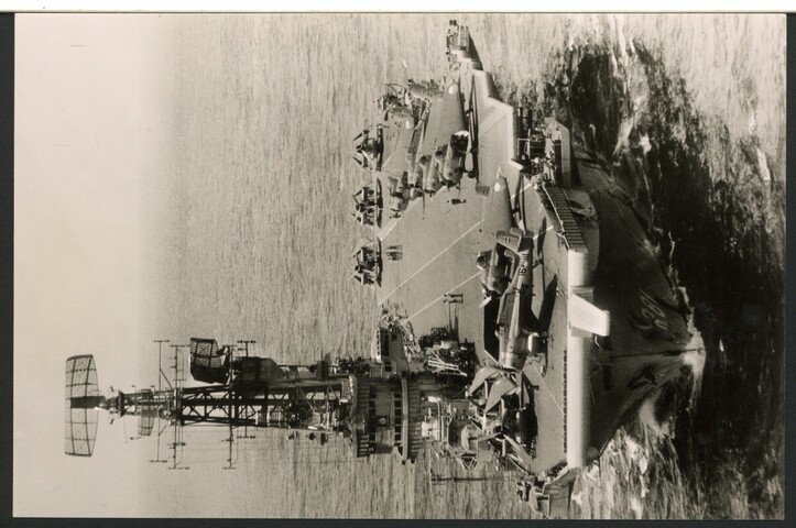 S.6408(0733); Een luchtfoto van het vliegkampschip Hr.Ms. Karel Doorman (R 81) van voor [...]; prentbriefkaart