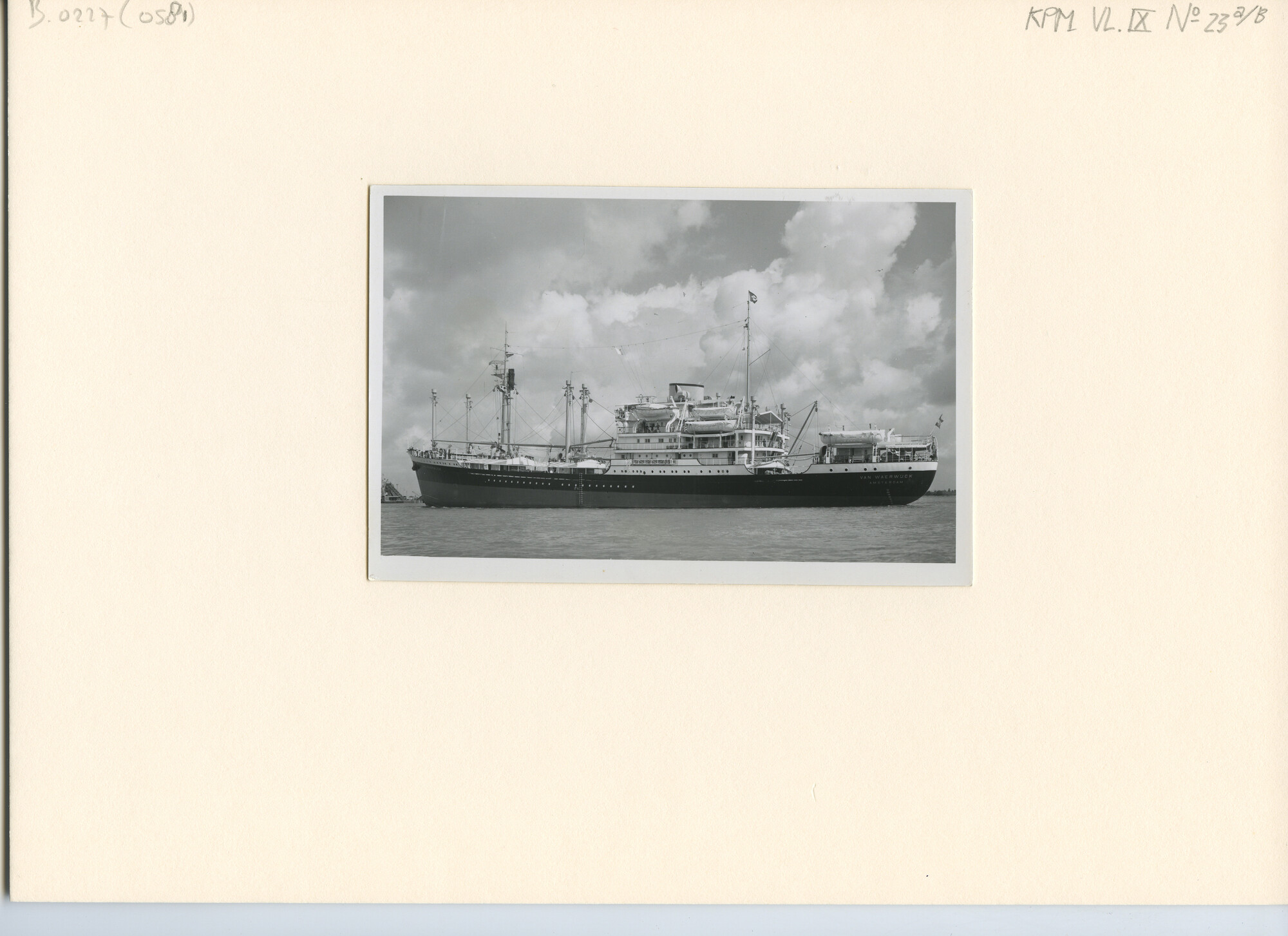 B.0227(0581); Foto van ms. Van Waerwijck van de KPM op de Nieuwe Waterweg, op weg naar zee; foto