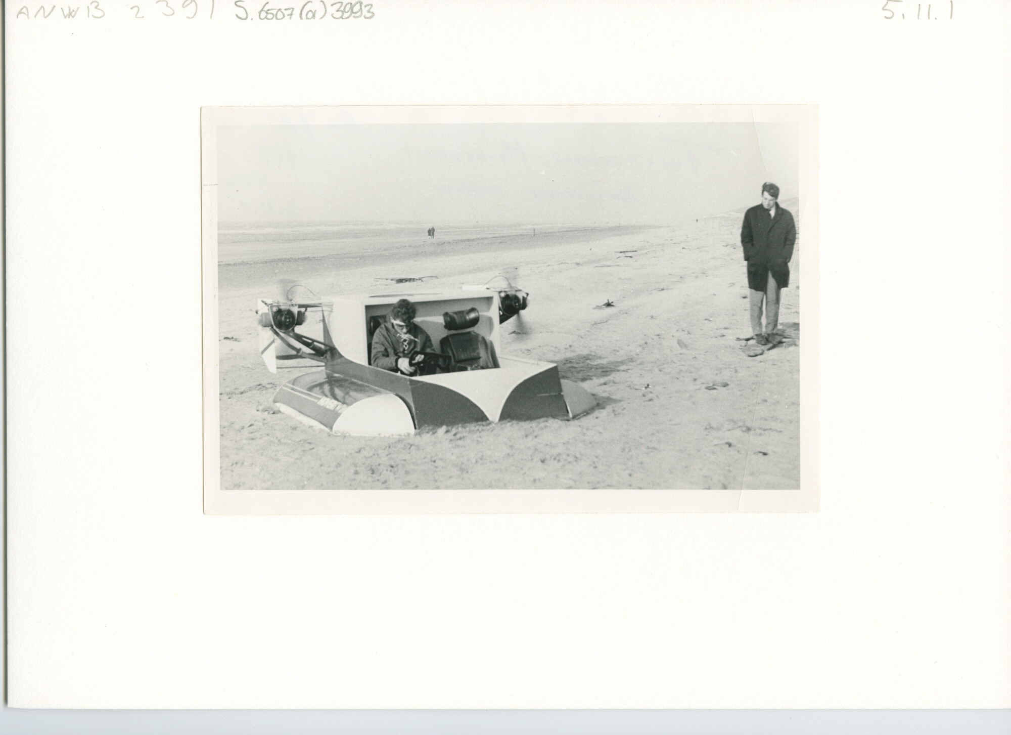 S.6507(01)3993; Tweepersoons hovercraft met twee propellers op het Zandvoortse strand.; foto