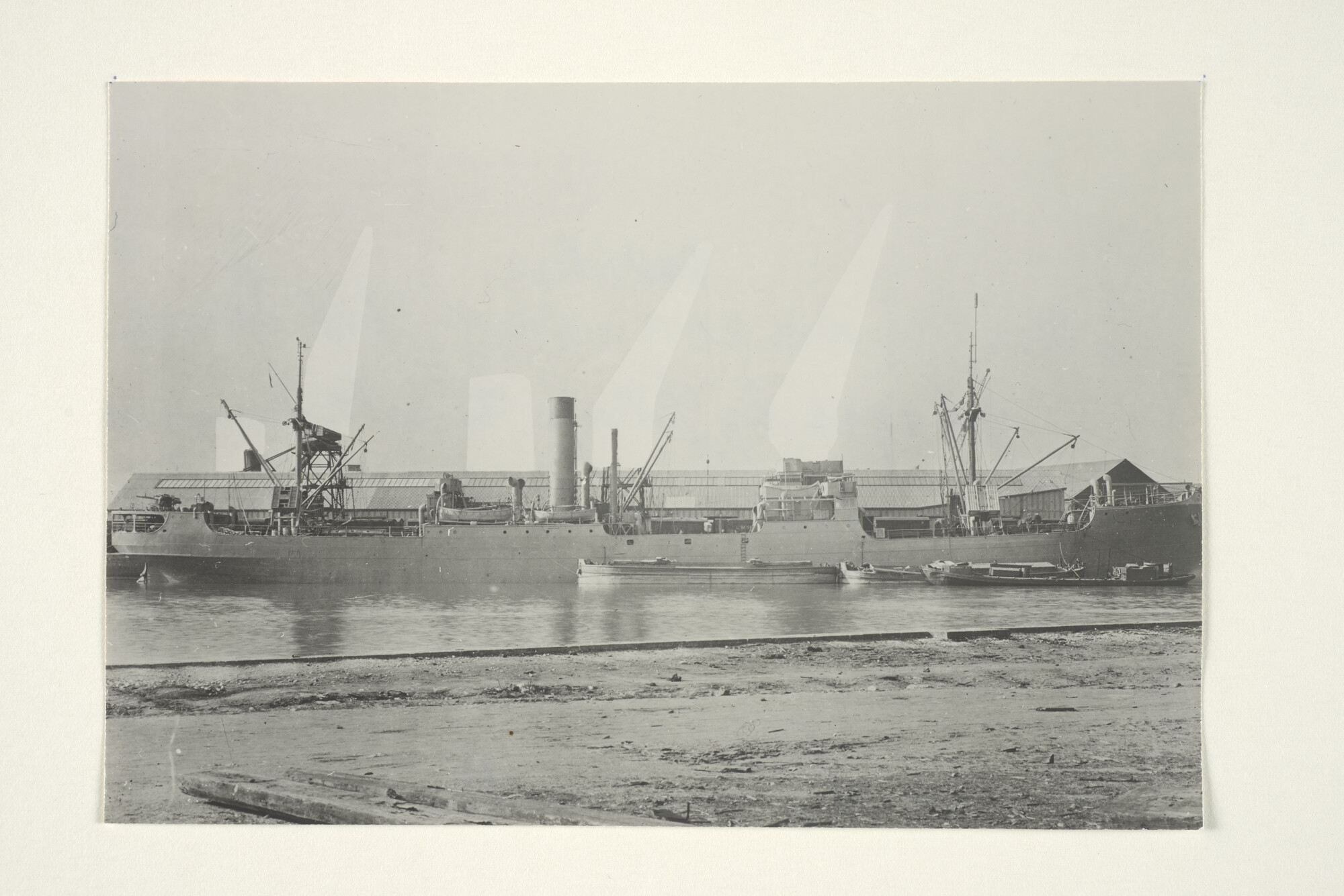 2000.3310; Het vrachtschip ss. Jaarstroom van de Hollandsche Stoomboot Maatschappij in een haven; foto