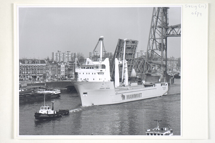 S.5219(12)0674; Kleurenfoto van de proeftocht van het zwaar-transportschip ms. 'Happy Rider' van Mammoet Transport Amsterdam; foto