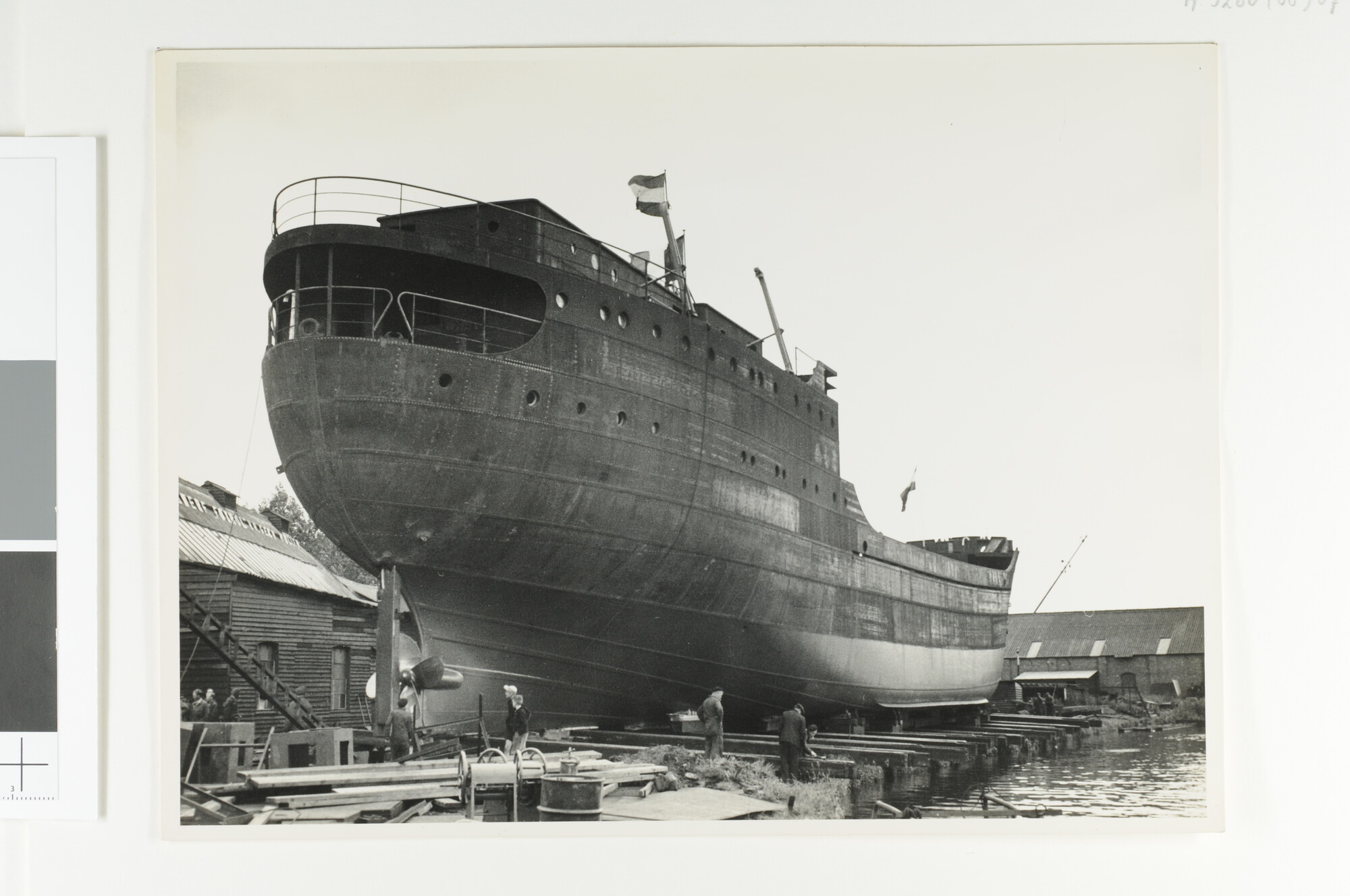 A.5260(08)07; De tewaterlating van de Franse coaster annex gastanker ms. 'Cap Carbon' van; foto