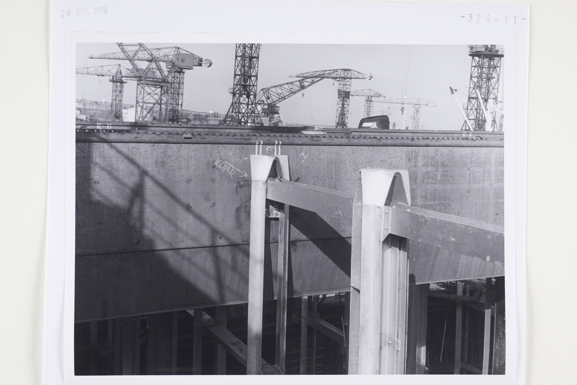 S.5444(5794)06; Foto van het aanbrengen van containergeleidingen in een reparatieschip (verm. De Frank Pais); foto