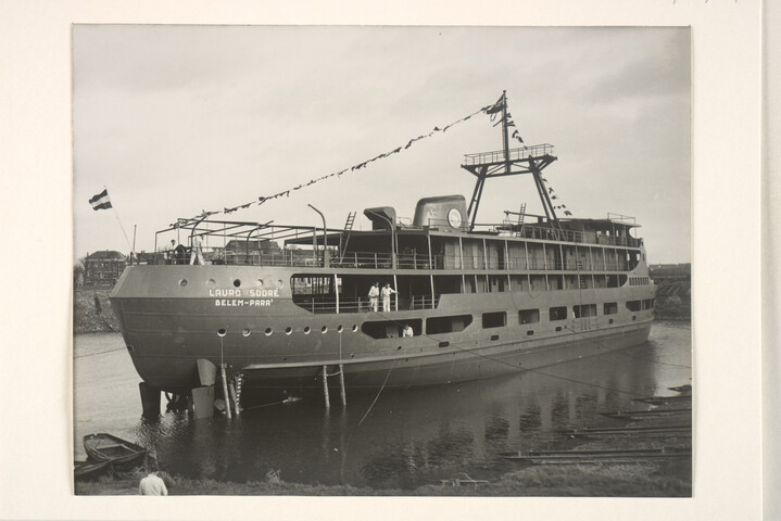 S.5219(12)0142; Foto's van de tewaterlating van het vracht- en passagiersschip ms. 'Lauro Sodré' gebouwd op de dwarshelling van de ASM; fotoreportage