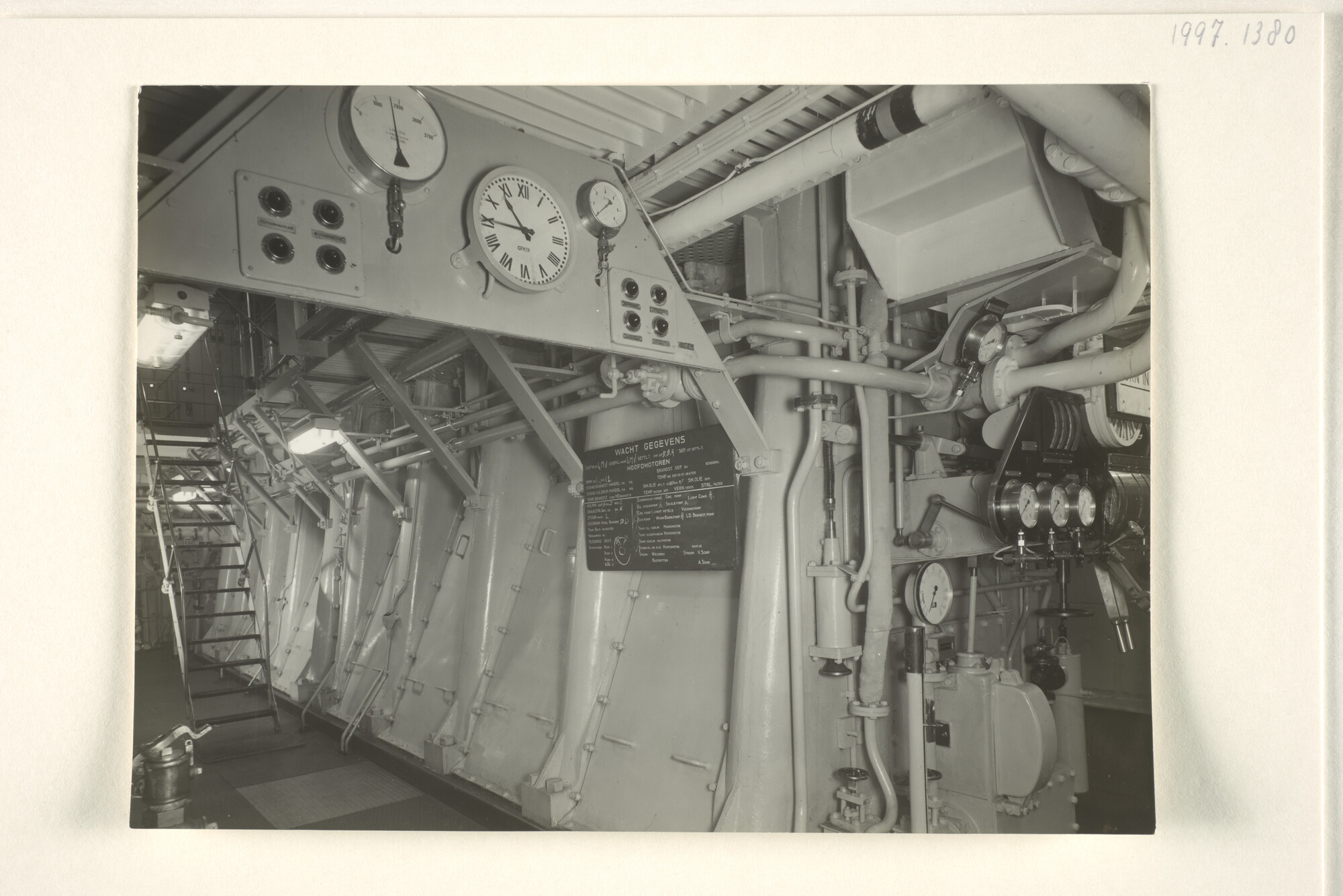1997.1380; Foto's van de machinekamer van het vracht-passagiersschip ms. Tjiwangi van de KJCPL; fotoreportage