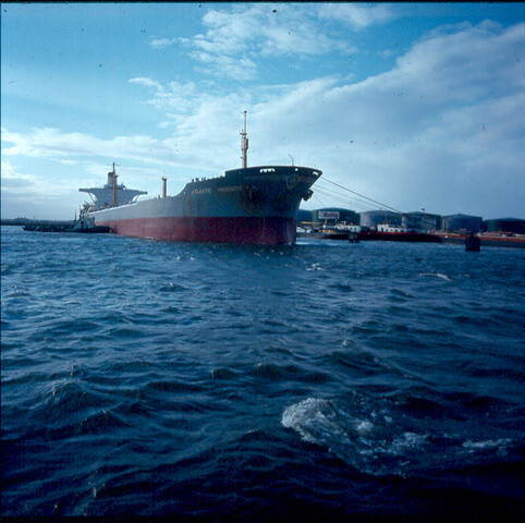S.9100(8625); Dia van de 'Atlantic Princess' op sleep door sleepboten van Reederij Goedkoop; diapositief