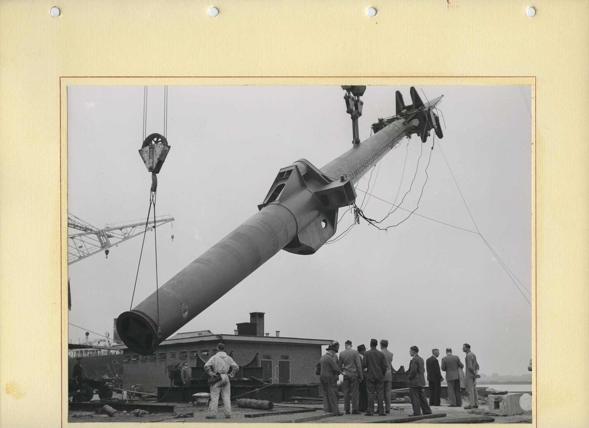 S.5444(0069)03; Reproductiefoto van de verbouwing van het vrachtschip ms. Delft bij de NDSM; foto