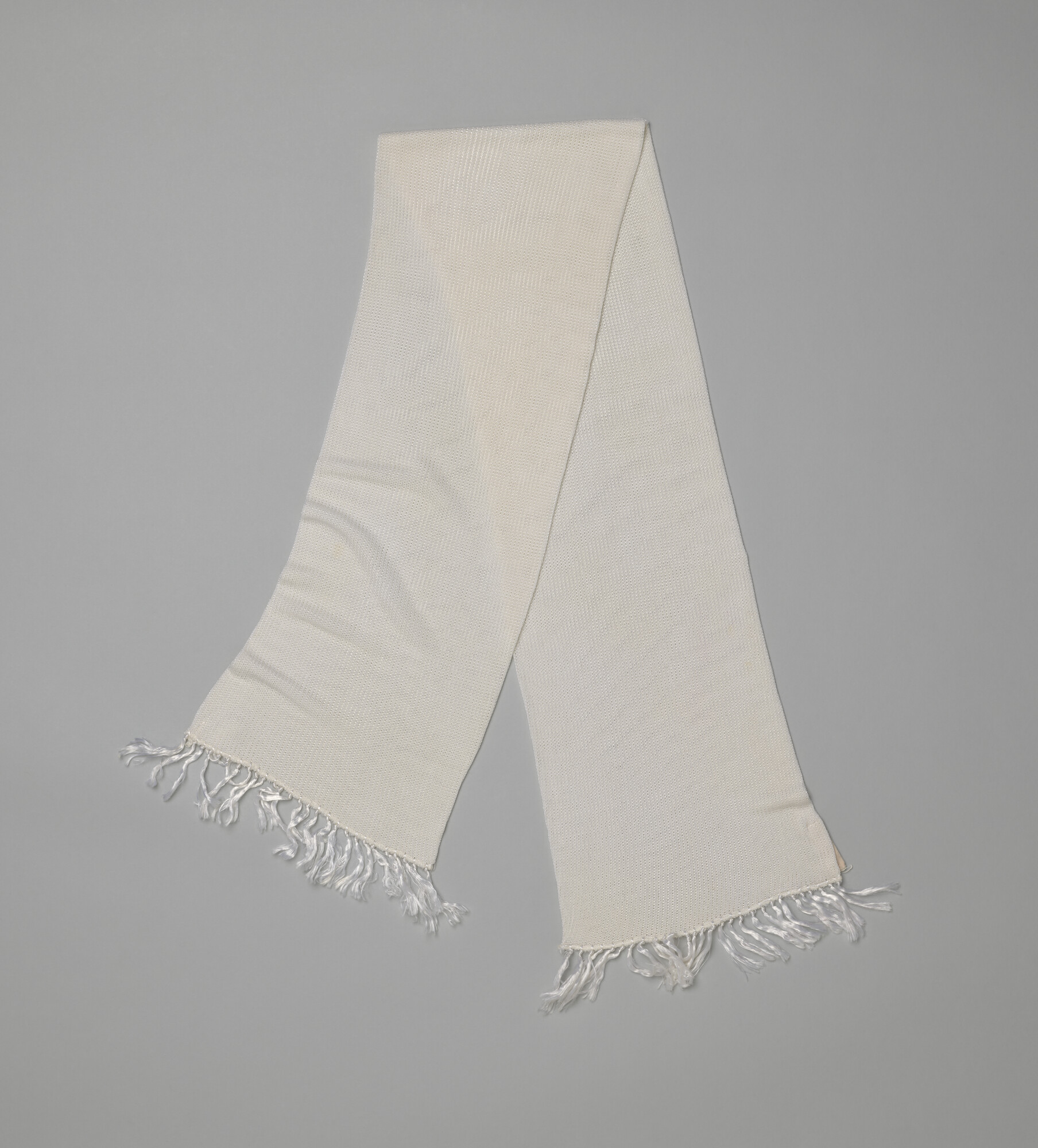 2021.0448; Witte sjaal; sjaal (kledingaccessoire)