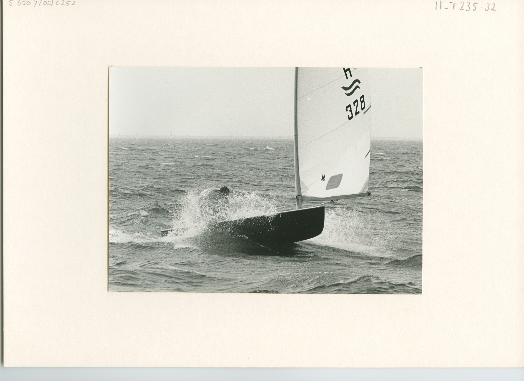 S.6507(02)0352.03; Zwart-wit foto van Finnjollen tijdens een wedstrijd van de KZ&RV Hollandia voor Medemblik; foto