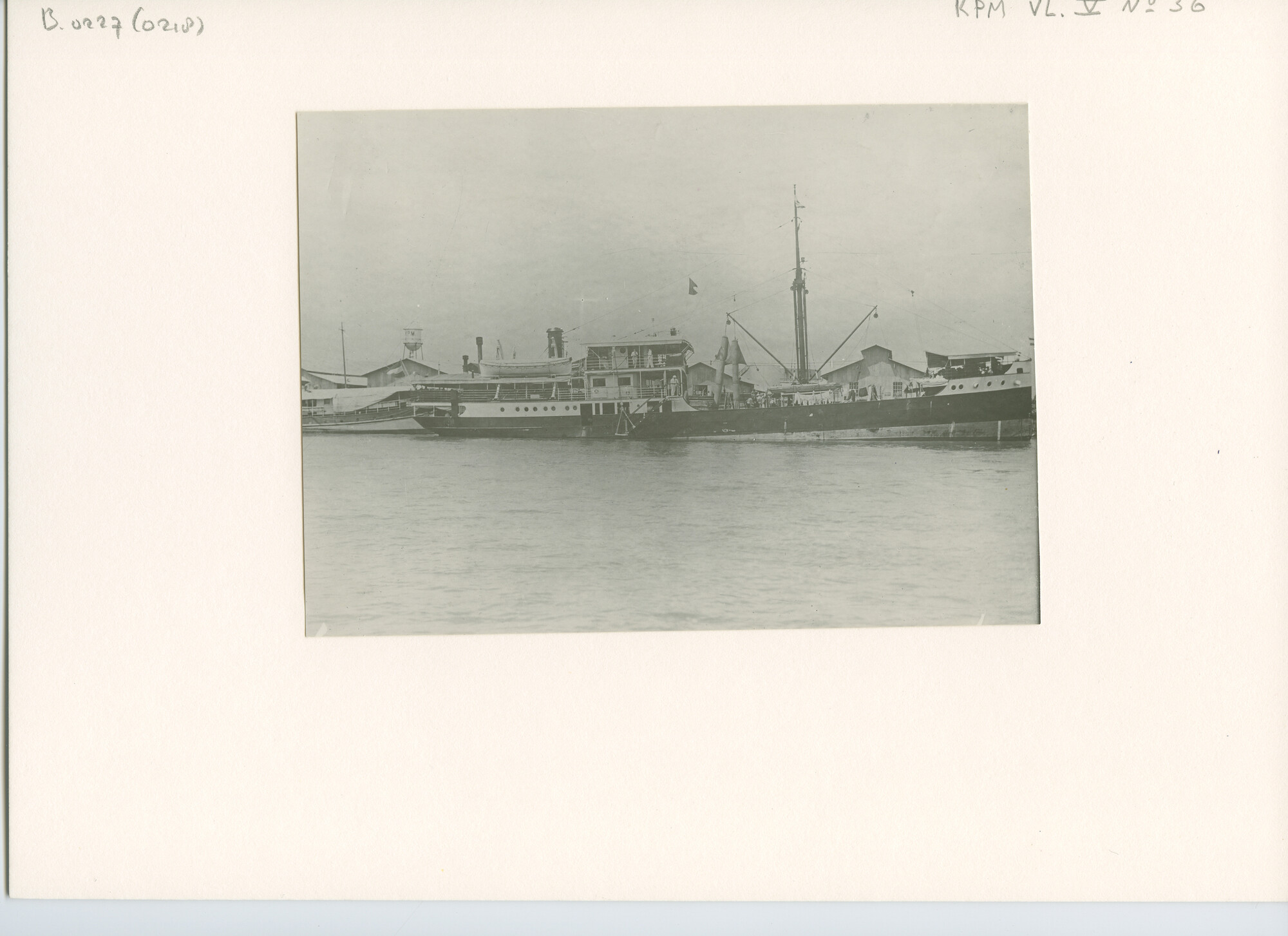 B.0227(0218); Foto van de coaster ms. Majang afgemeerd aan de kade (vermoedelijk de KPM-kade in Tandjong Priok); foto