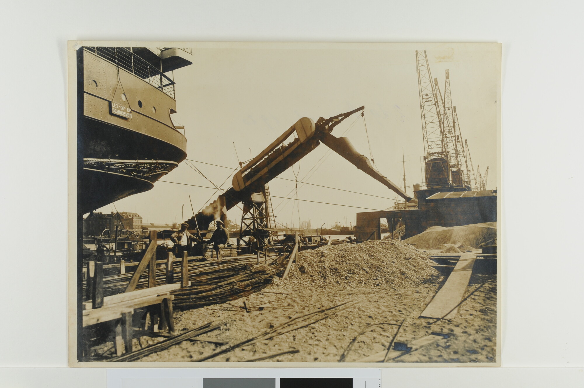 S.6483(4060)01; Foto's van het storten van grind op de bouwplaats voor één van de in aanbouw zijnde gebouwen van de Koninklijke Hollandsche Lloyd aan de Oostelijke Handelskade in Amsterdam; fotoreportage