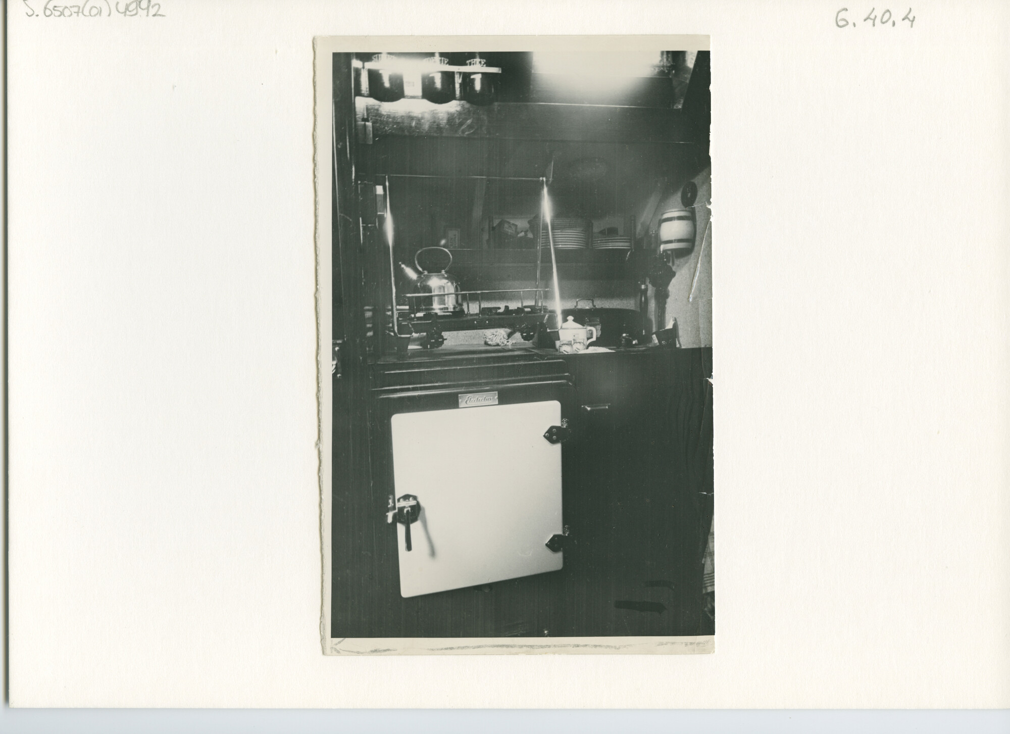 S.6507(01)4992; Foto van het keukentje van de Carabia II; foto