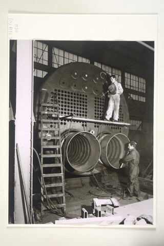 S.5219(12)0512; Reclamefoto's van de productie van een stoommachineketel van 25.800 kilo; fotoreportage