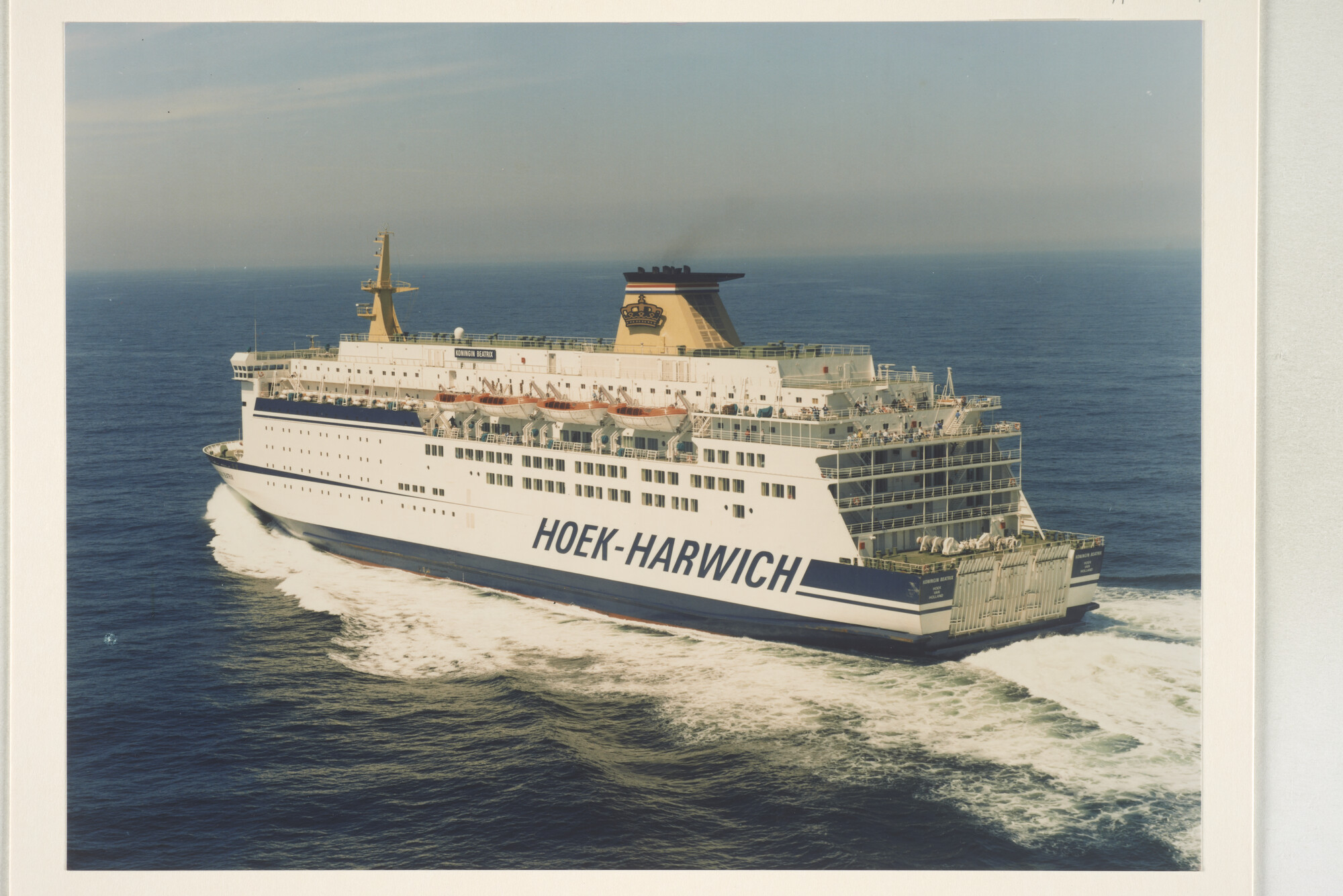 1996.0684; Een luchtfoto van de veerboot 'Koningin Beatrix' van de van de Stoomvaart Maatschappij Zeeland (Sealink) [...]; foto