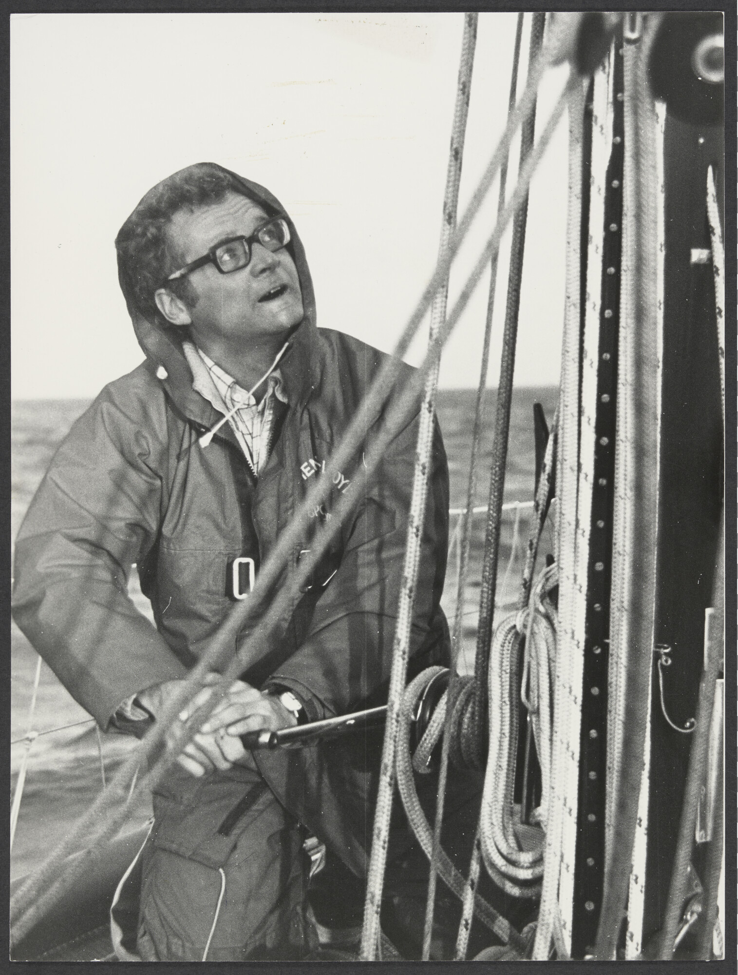 2025.0270; Zwart-wit foto van Gerard Dijkstra aan boord van oceaanracer Bestevær tijdens de Observer Single-Handed Trans-Atlantic Race 1976; foto