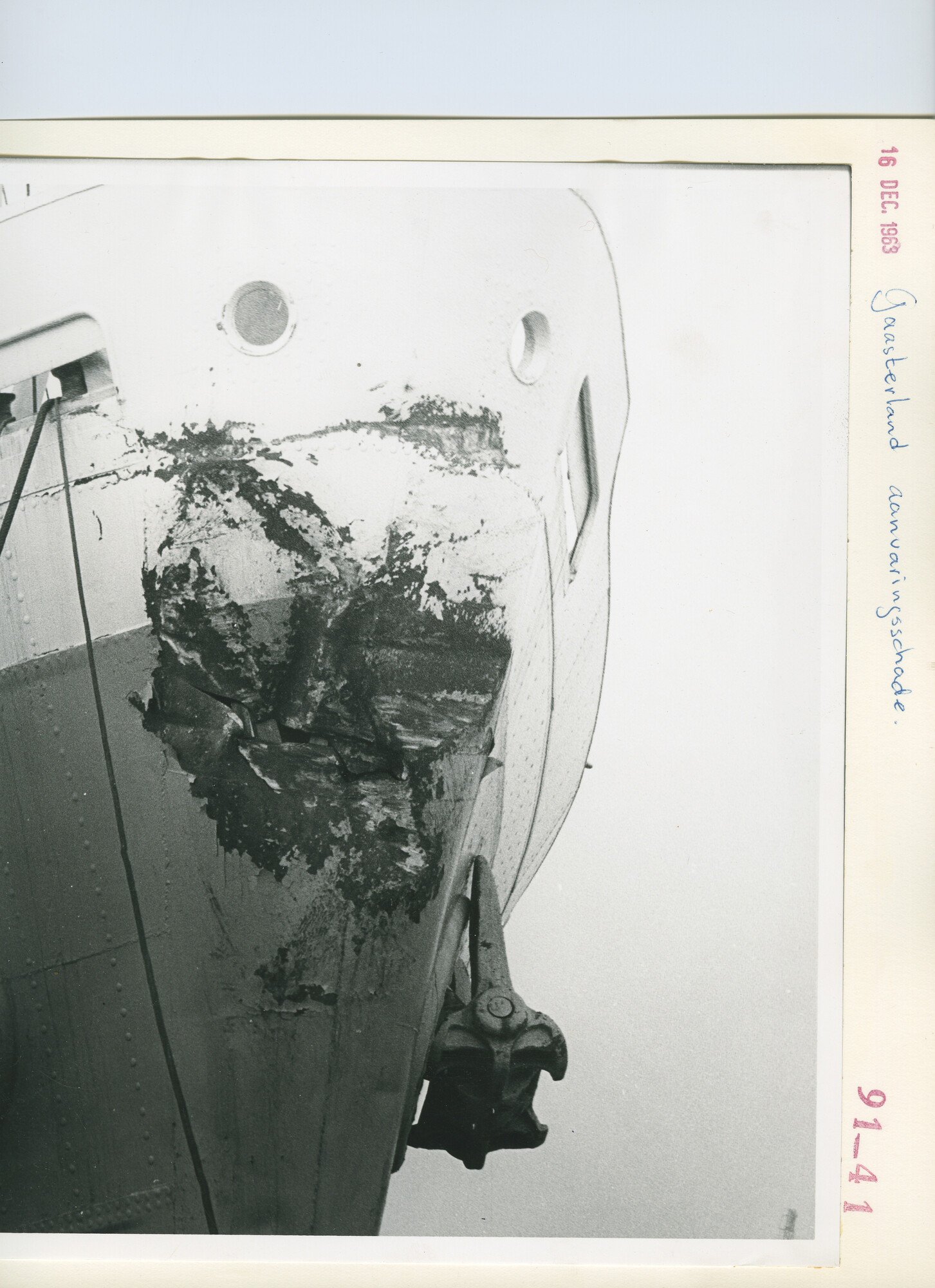 S.5444(4190)2; Foto van aanvaringsschade aan de boeg van het vrachtschip ms. Gaasterland; foto