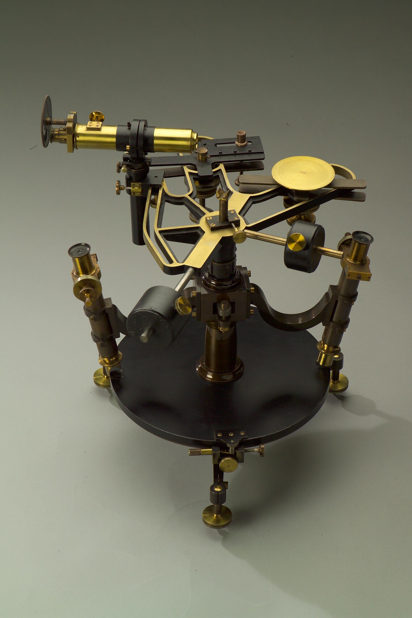 RB.0748(25); Collimator voor de keur van sextanten, met bijbehorende tafel; collimator