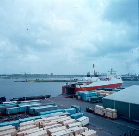 S.9100(8663); Dia Ro-Ro terminal VCK: 'Trans Germania' voor de wal; diapositief