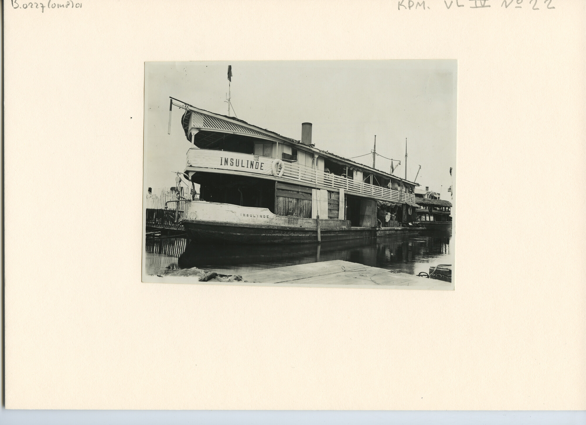 B.0227(0148)01; De hekwieler Insulinde van de KPM voor de vaart op de Batanghari-rivier [...]; foto